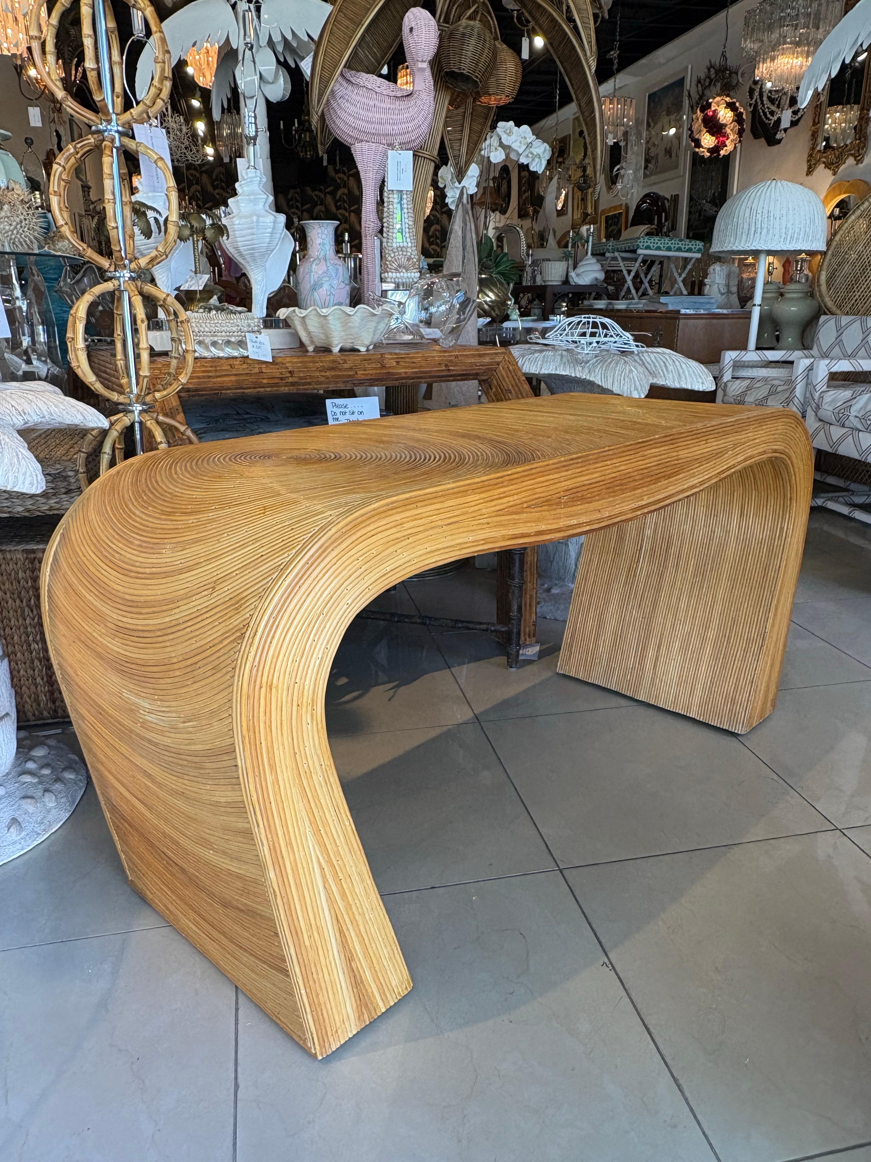 Table console en rotin sculpturale italienne du milieu du siècle en forme de crayon en vente 2