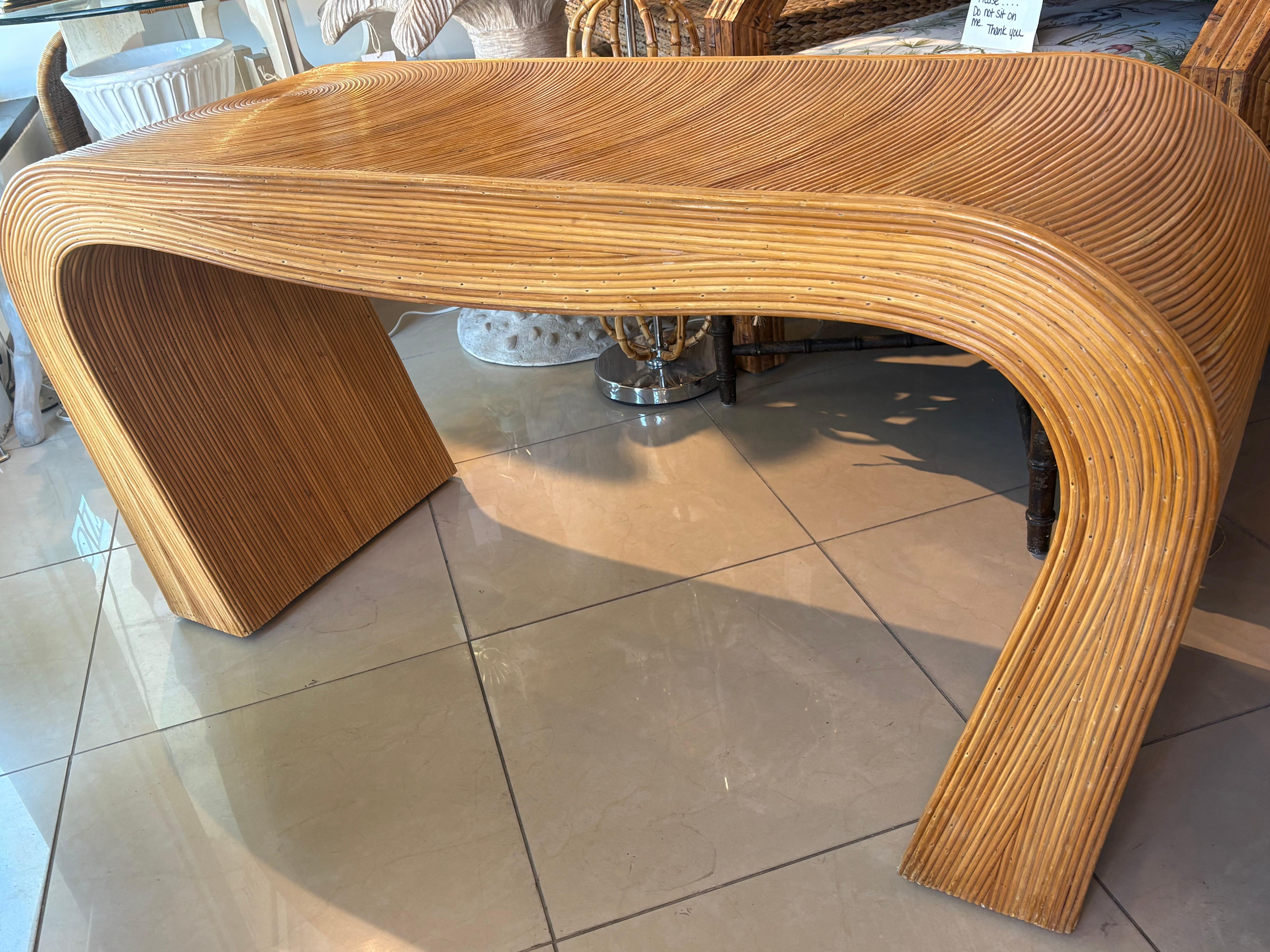 Table console en rotin sculpturale italienne du milieu du siècle en forme de crayon en vente 3