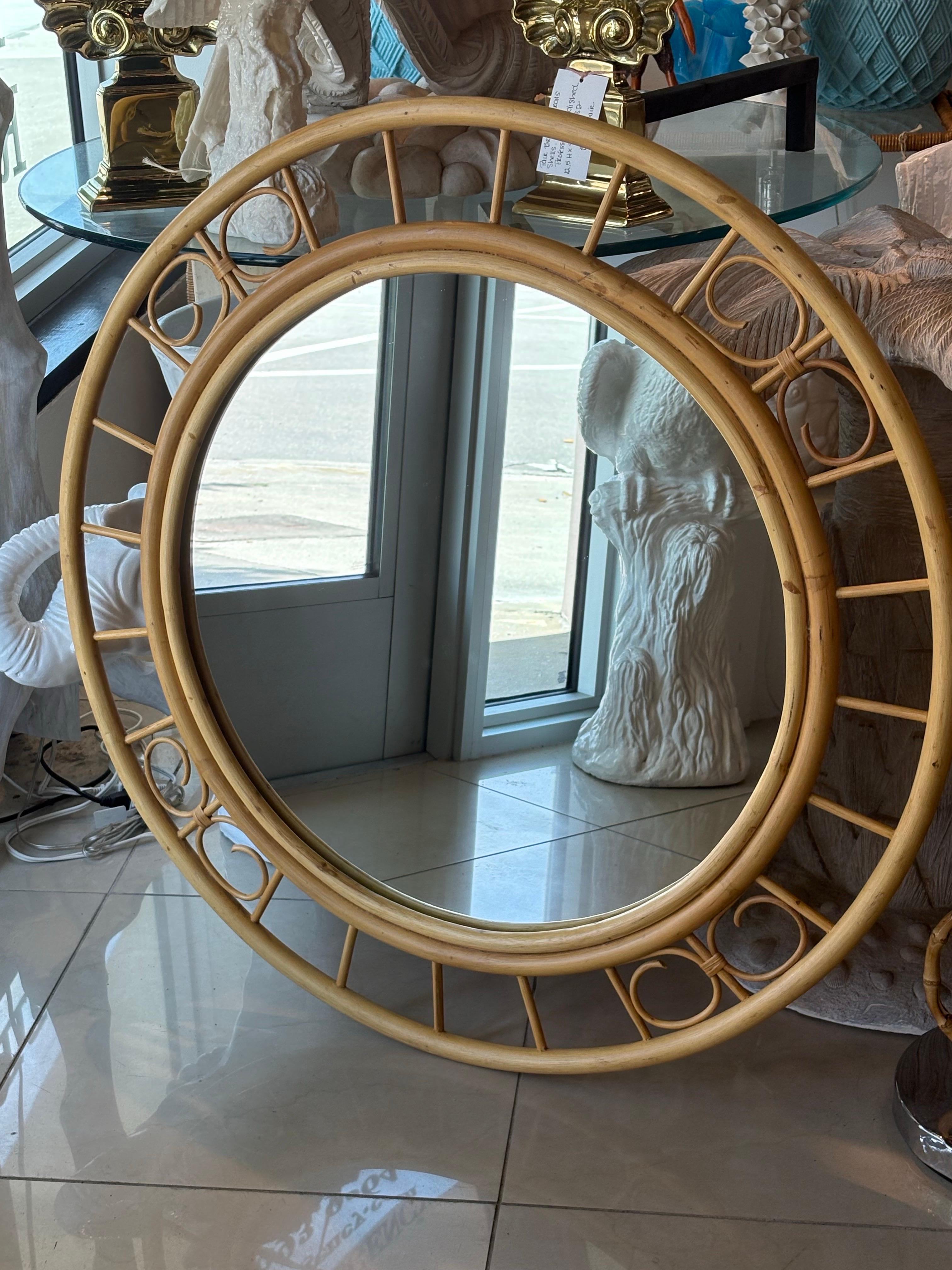 Rotin MIroir mural circulaire en rotin Vintage Mid Century Coast Palm Beach Vintage en vente