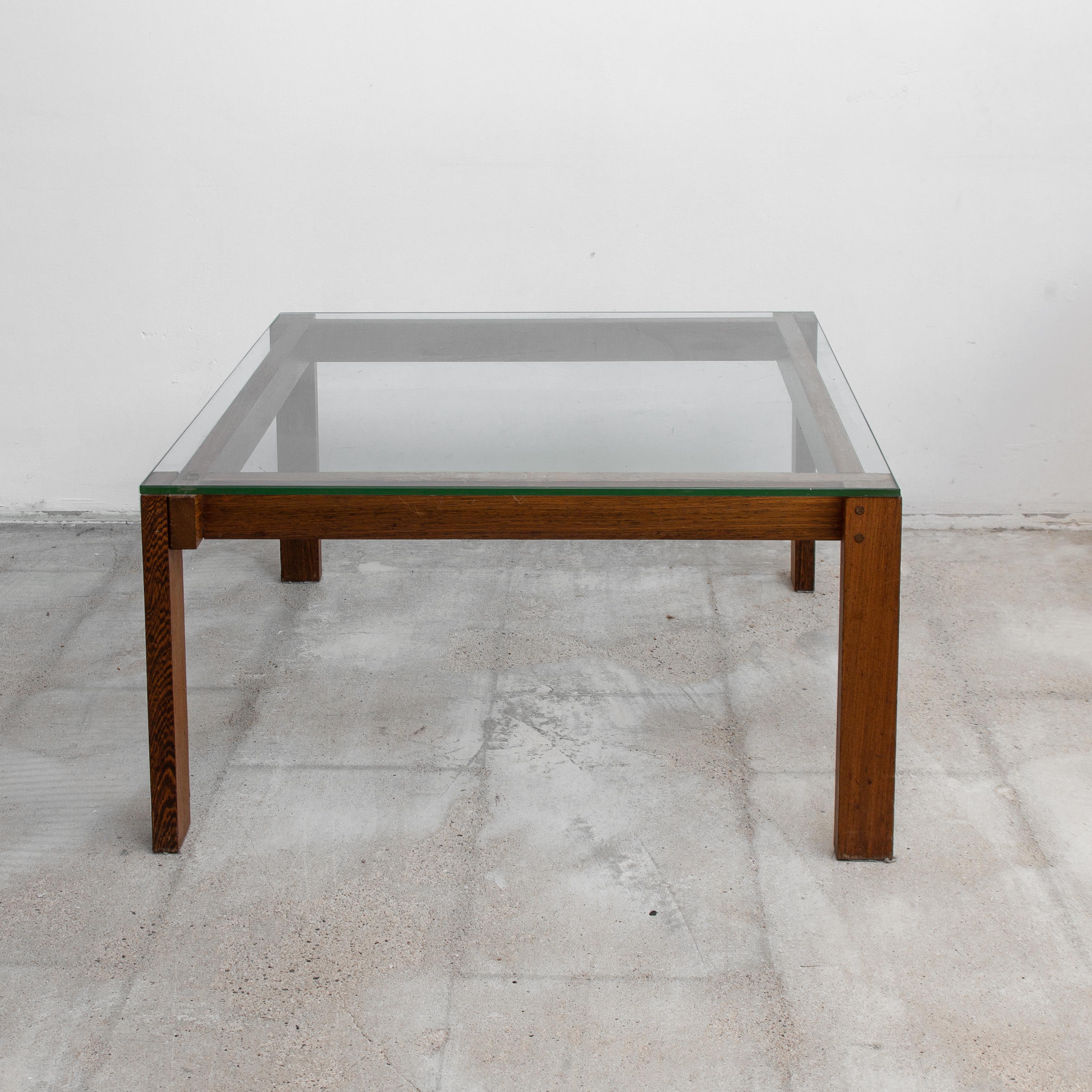 Entdecken Sie diesen eleganten Couchtisch aus der Mitte des Jahrhunderts, der aus reichem Wengeholz gefertigt ist und ein raffiniertes, japanisch inspiriertes Design aufweist. Seine kultivierte Präsenz ist in natura noch beeindruckender. Besuchen