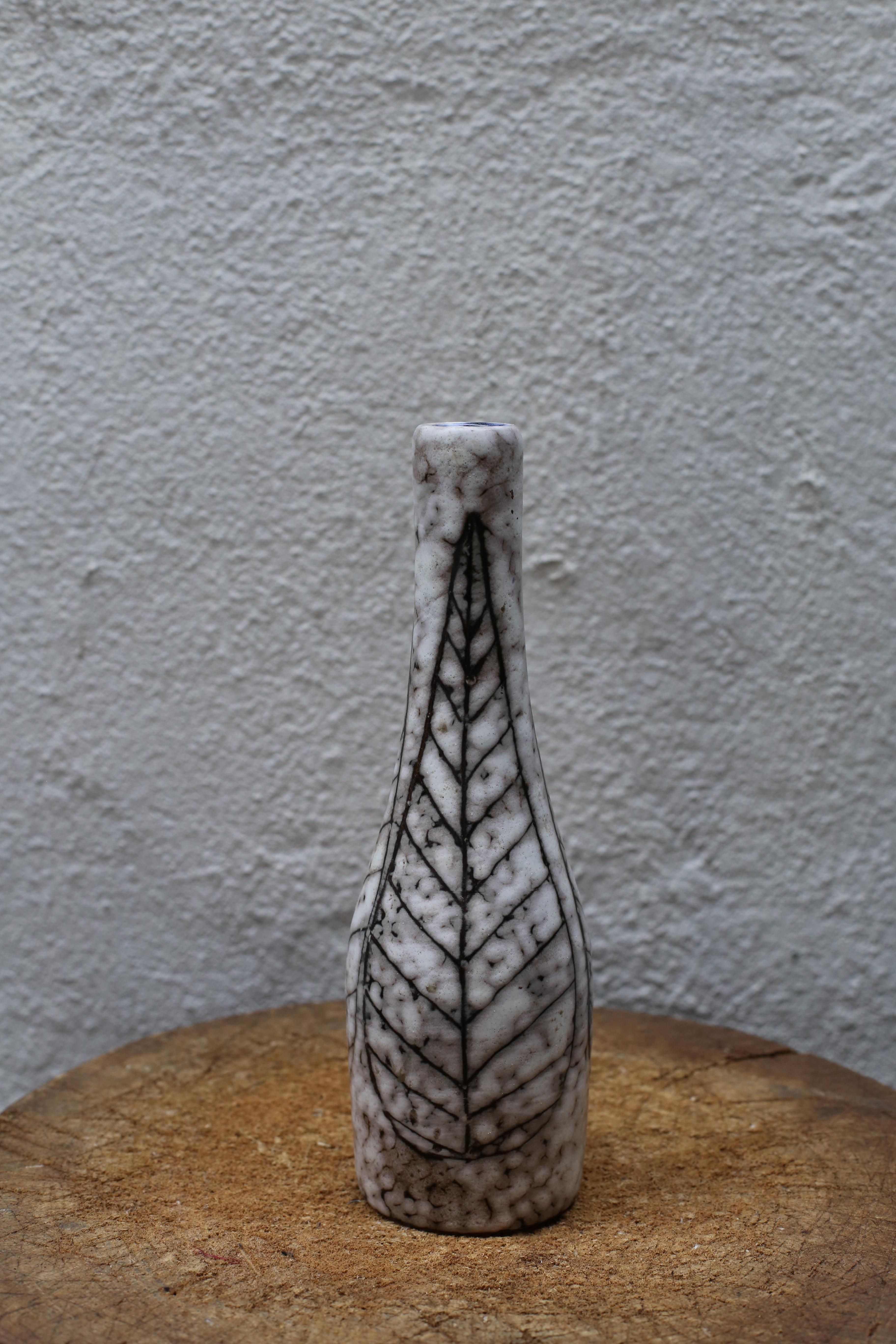 Vaso in ceramica marrone e crema della metà del secolo scorso, Ungheria, anni '60 circa. 

Questo attraente vaso in ceramica color crema e marrone presenta all'esterno un delizioso motivo a foglie. Una splendida finitura testurizzata con un interno