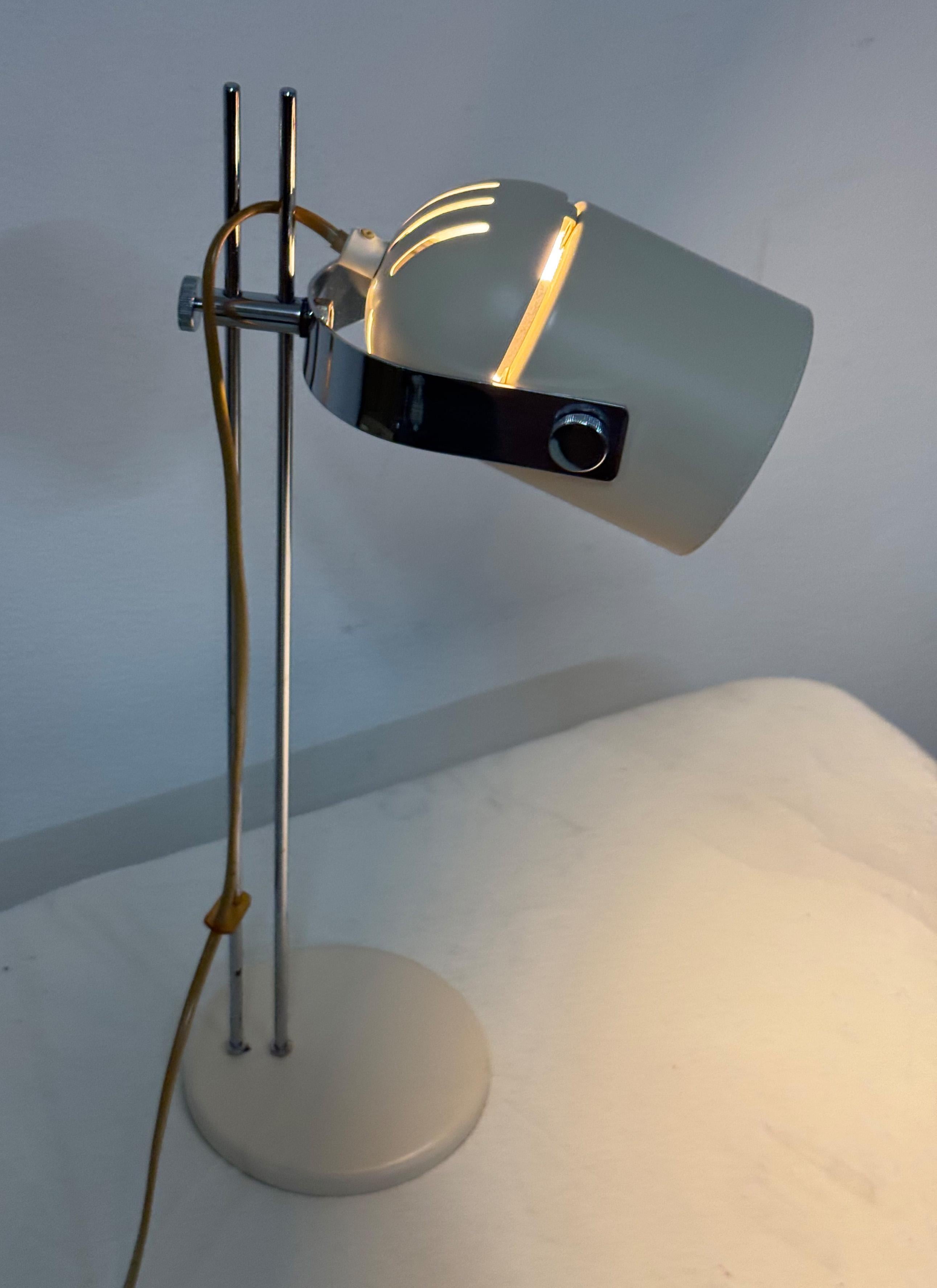 Lámpara de mesa vintage de mediados de siglo en crema en venta 4