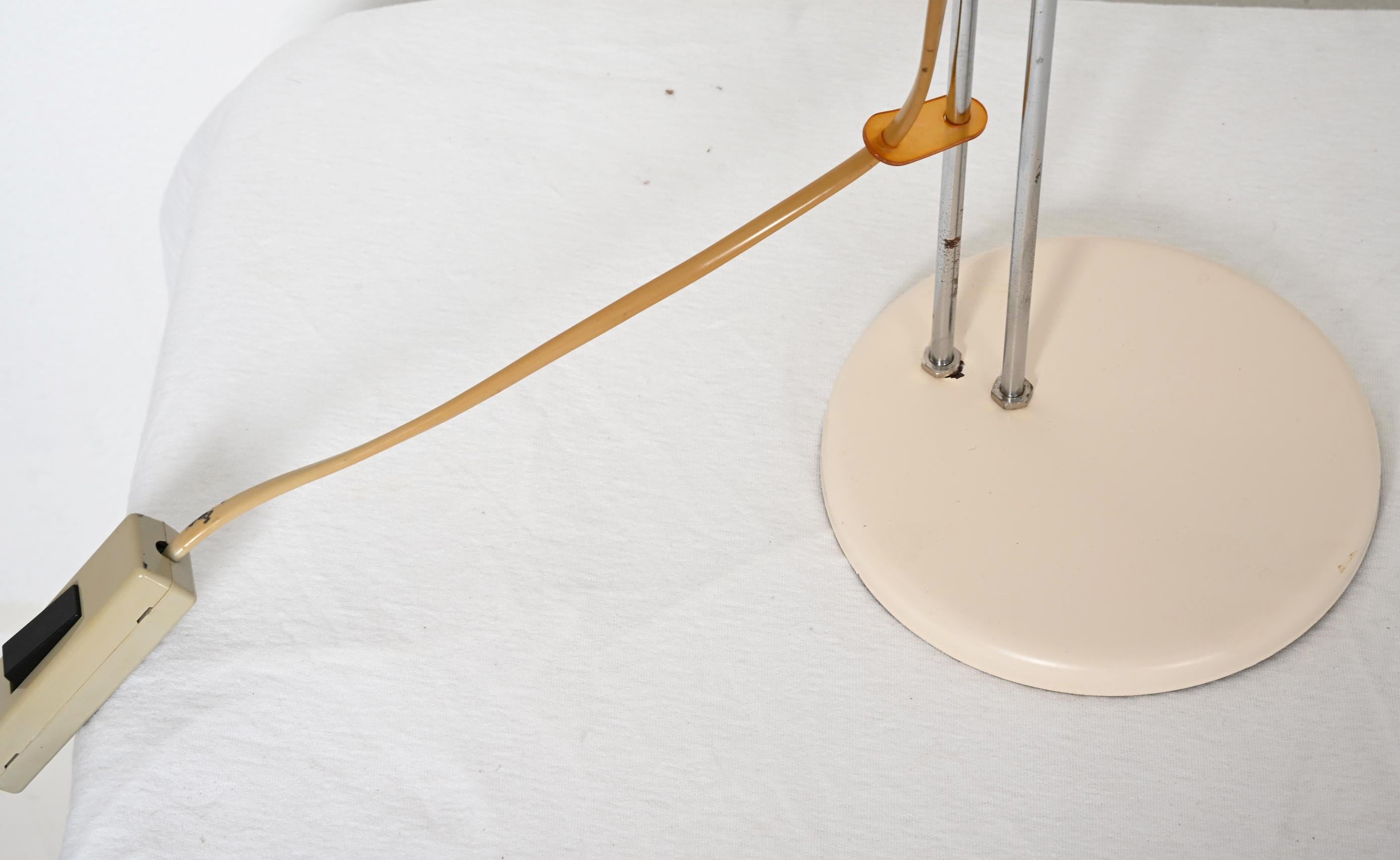 Lámpara de mesa vintage de mediados de siglo en crema Pintado en venta