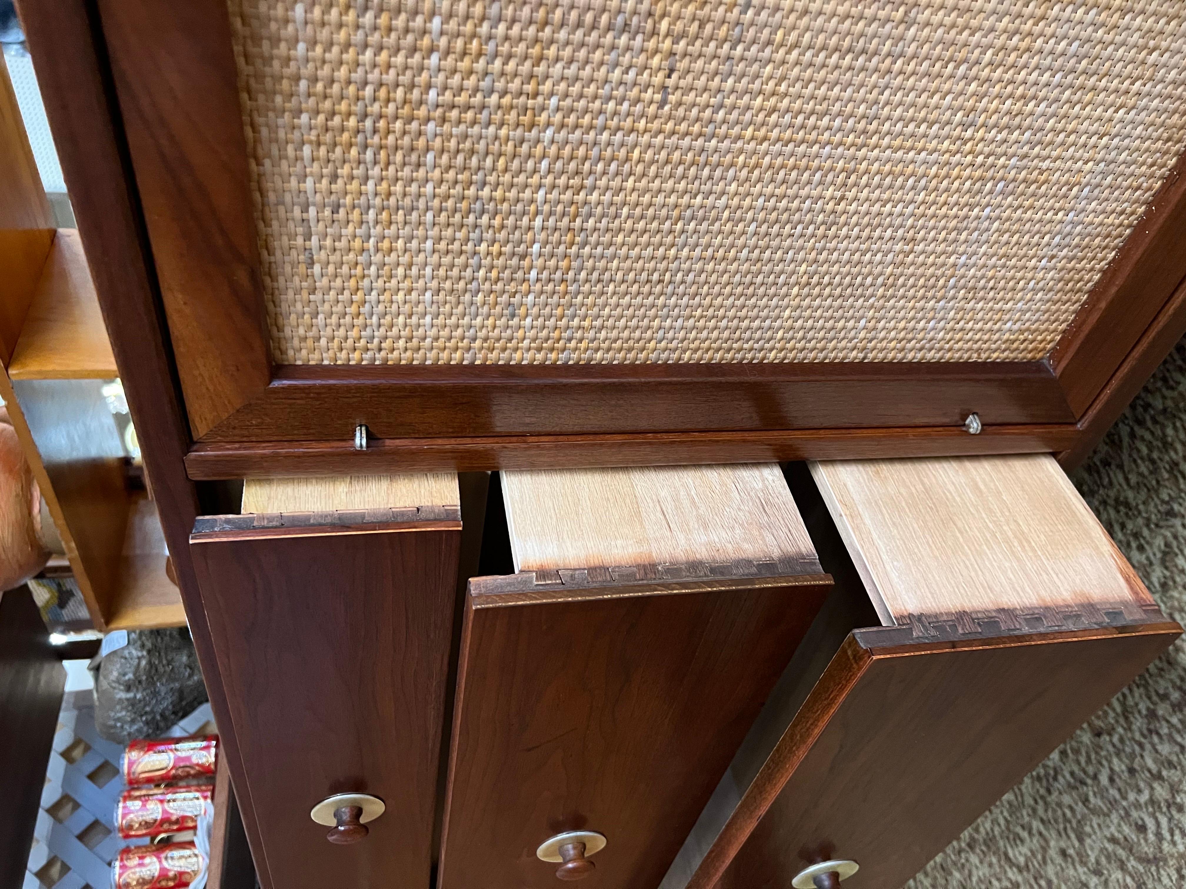 Credenza o aparador vintage de mediados de siglo con canes y cajones de cola de milano en venta 1