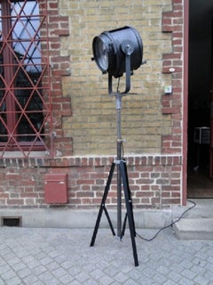 Projecteur vintage Cremer Paris sur trépied France - Lampe industrielle pour salle de cinéma