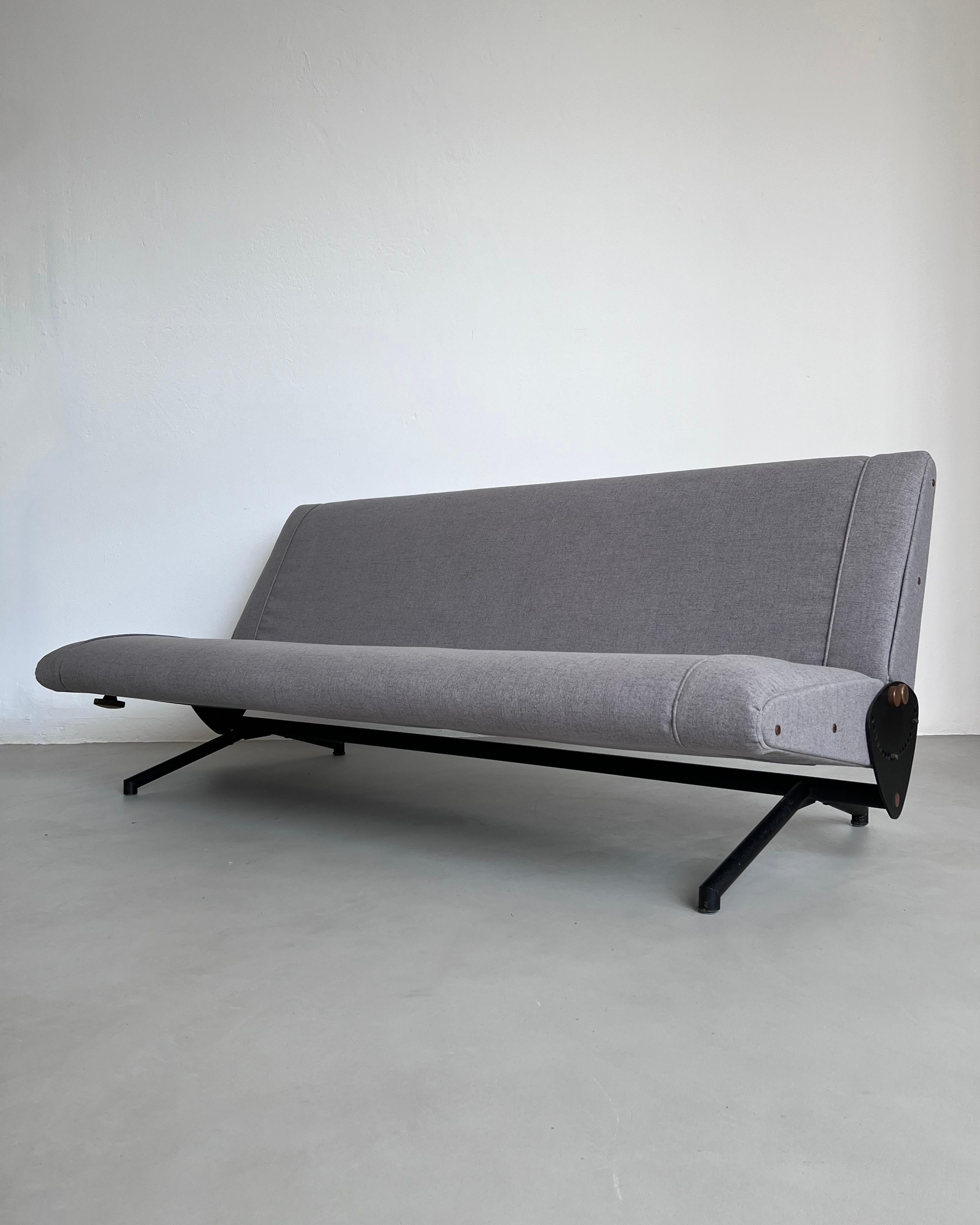 Vintage Mid Century Modern Borsani D70 Reclining Sofa, Grey Fabric, Collectible  In Good Condition For Sale In Milano, IT