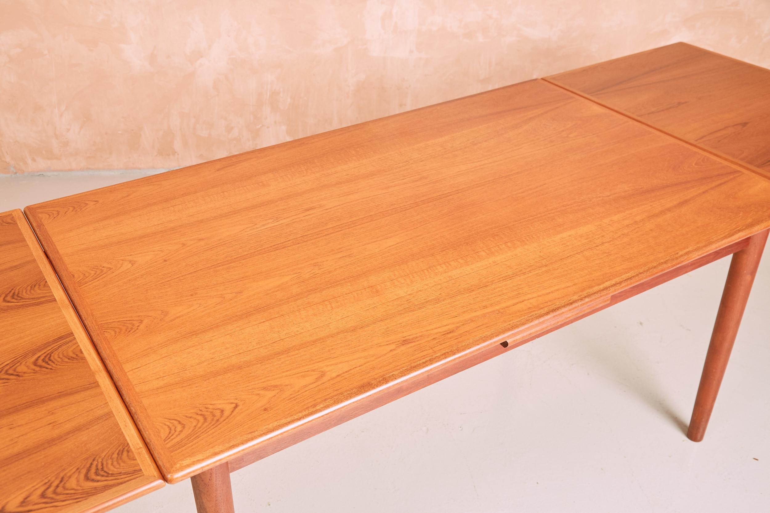 Vintage Mid Century Danish Am Møbler Teak Extending Dining Table In Good Condition For Sale In London, GB