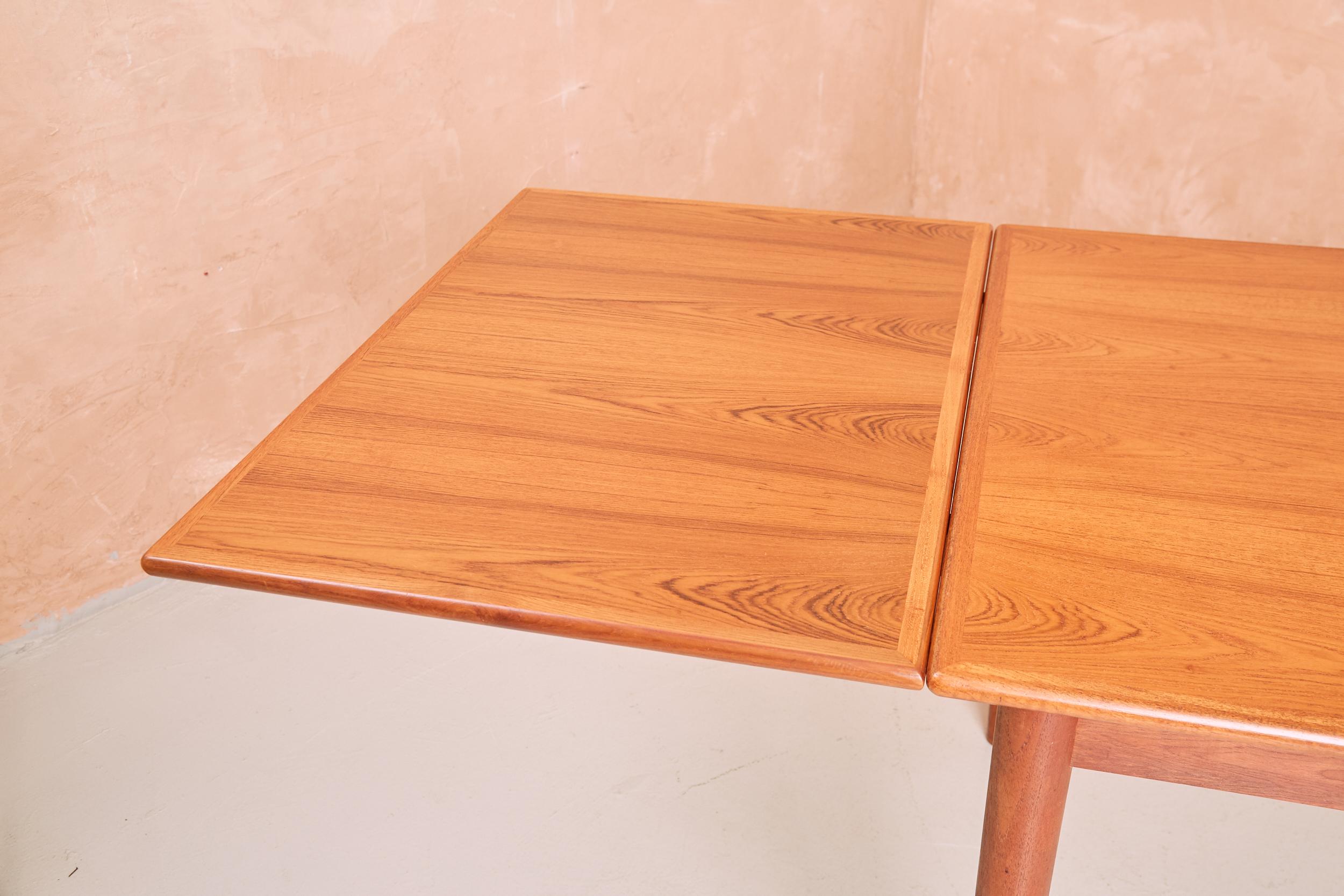 Vintage Mid Century Danish Am Møbler Teak Extending Dining Table In Good Condition For Sale In London, GB