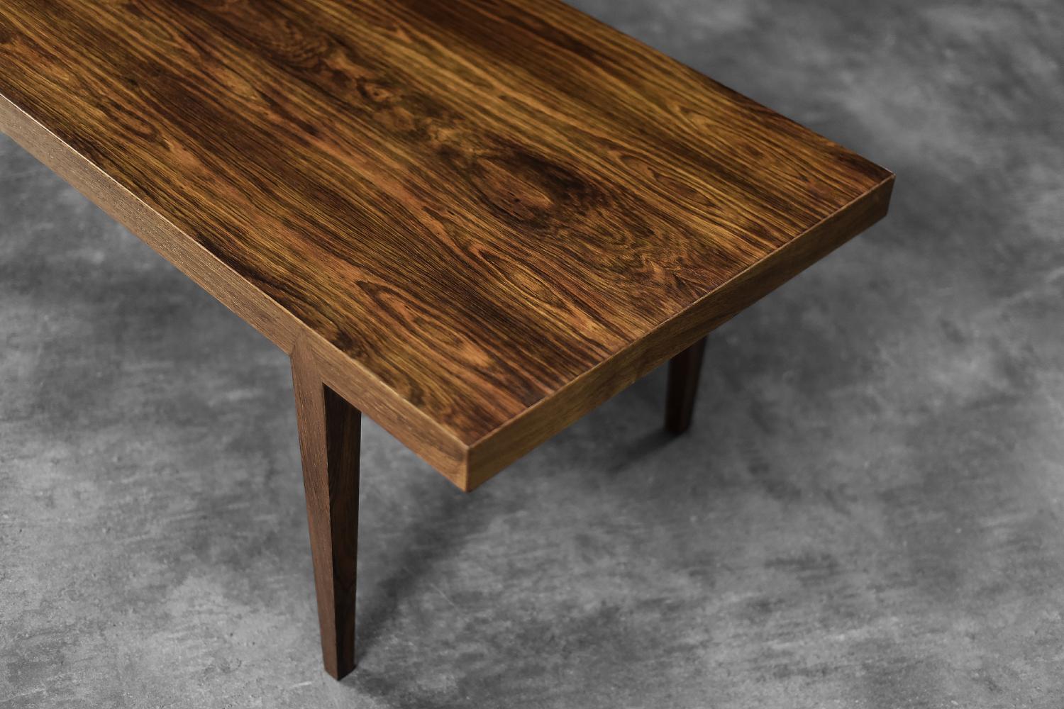 Danois Table basse vintage en bois brun danois du milieu du siècle par Severin Hansen en vente