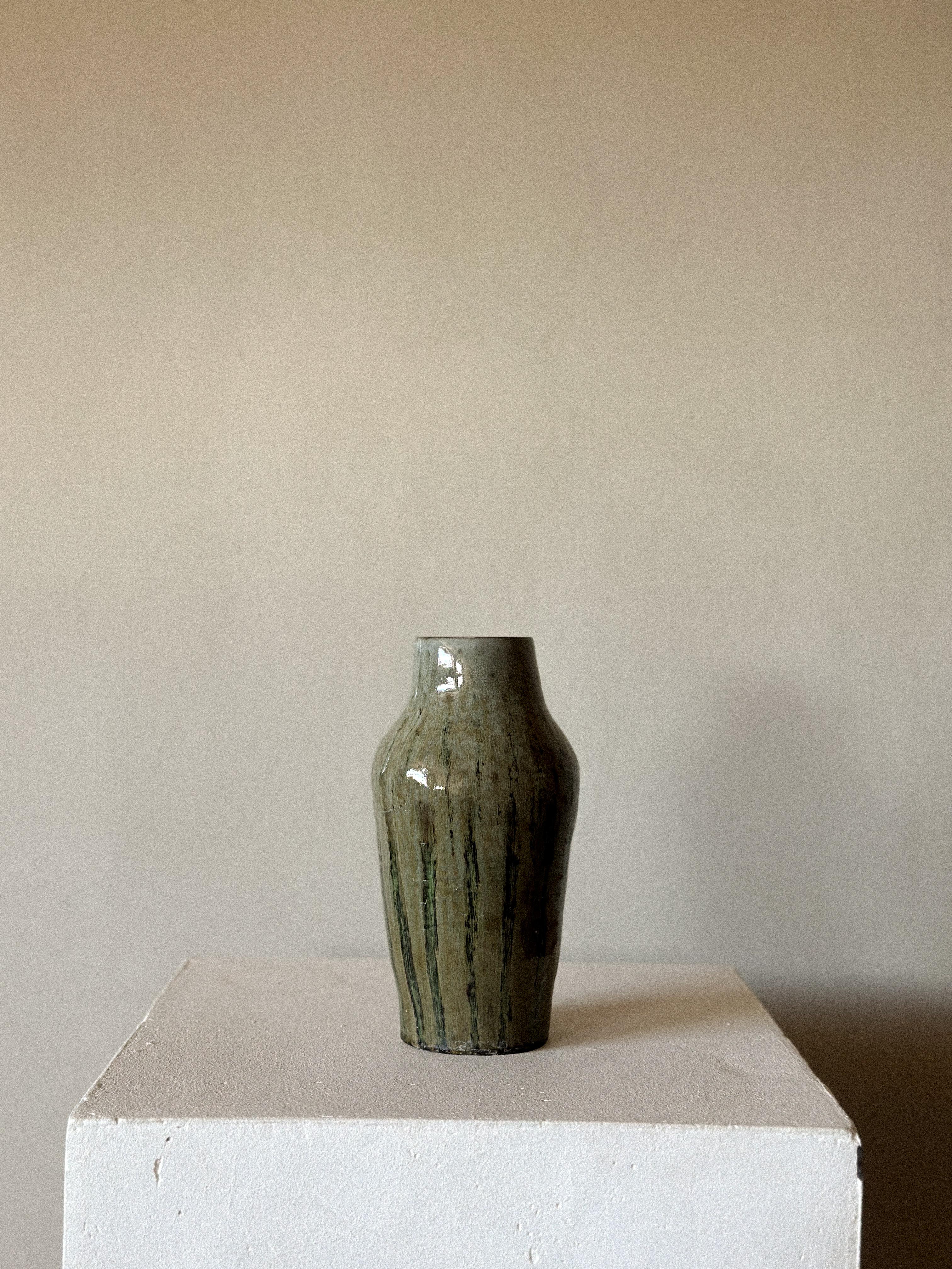 Un bellissimo vaso in ceramica vintage, prodotto in Danimarca nel 1963.

In buone condizioni d'epoca, coerenti con l'età e l'uso.