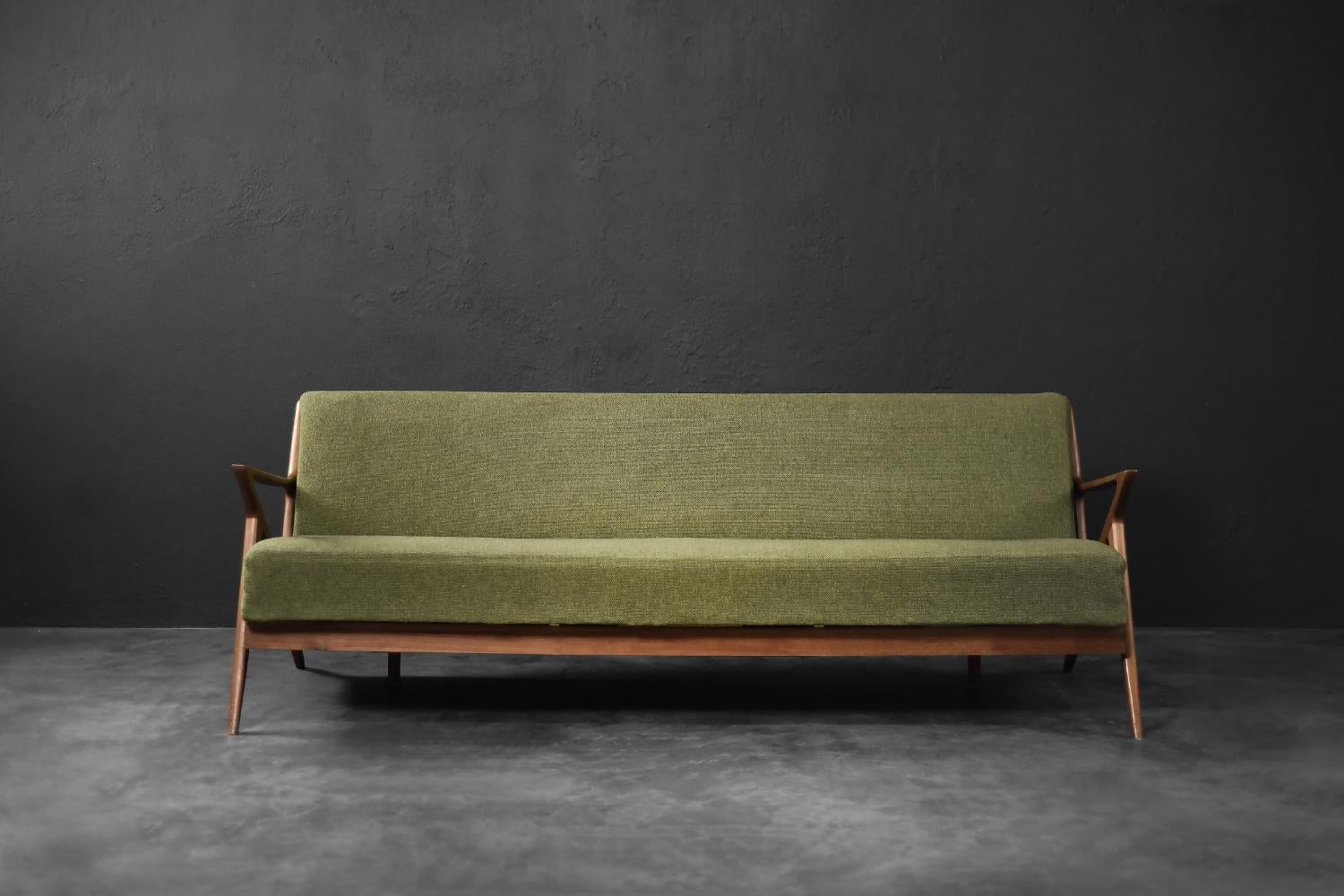 Te presentamos el icono del diseño moderno danés de mediados de siglo y un modelo muy poco común: el sofá Z fue diseñado por el danés Poul Jensen para el prestigioso fabricante estadounidense Selig Furniture en la década de 1950. Esta pieza única es
