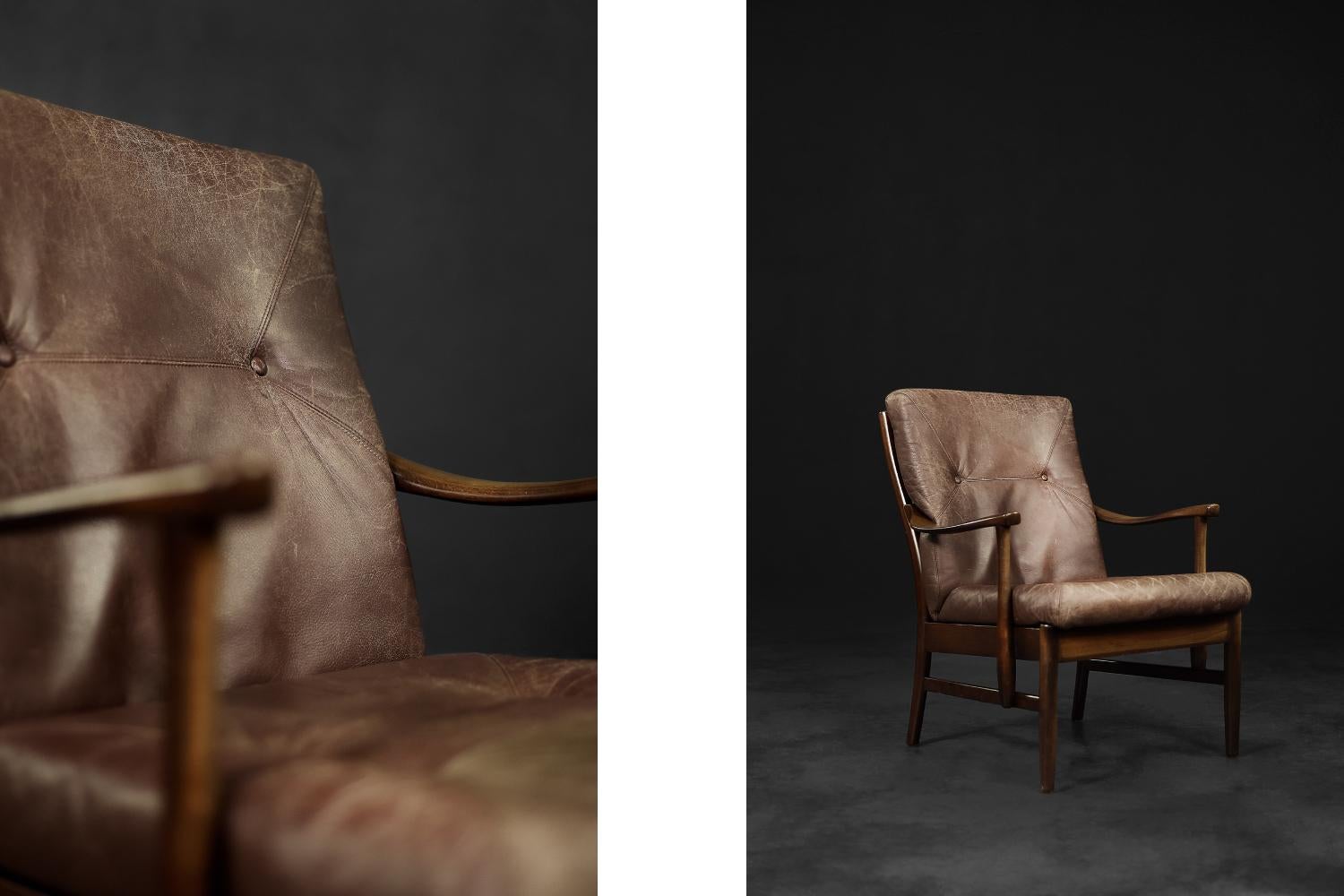 Ce fauteuil moderniste a été produit par la manufacture danoise Farstrup Møbler dans les années 1970. Le cadre est en bois de hêtre massif dans une teinte chocolat. Le coussin de l'assise et du dossier est revêtu d'un cuir naturel marron de haute