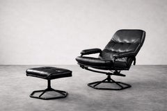 Silla giratoria y otomana vintage de cuero negro danés moderno de mediados de siglo