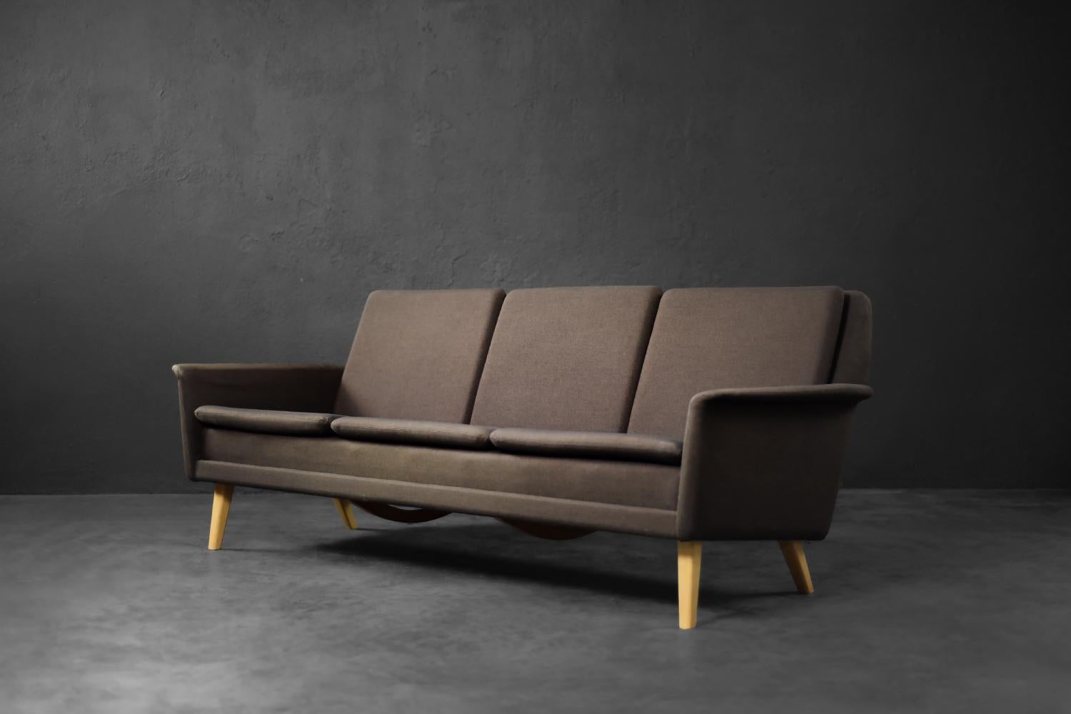 The icon of Scandinavian modernism. This three-seater sofa, model 0765, was designed by Folke Ohlsson – one of the most important representatives of 20th-century Swedish design, renowned as a master of harmoniously combining elegance with