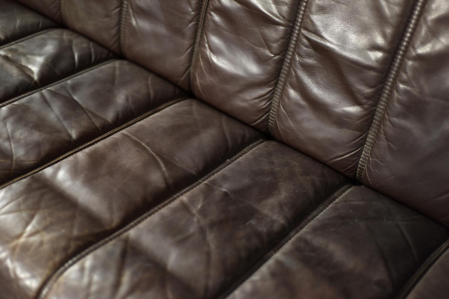 Sofá de 3 plazas Vintage Mid-Century Danish Modern Cuero Marrón, Años 70 Moderno de mediados de siglo en venta