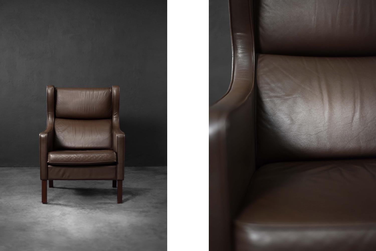Mid-Century moderno Sedia ad ala in pelle marrone danese moderna della metà del secolo, anni '60 in vendita