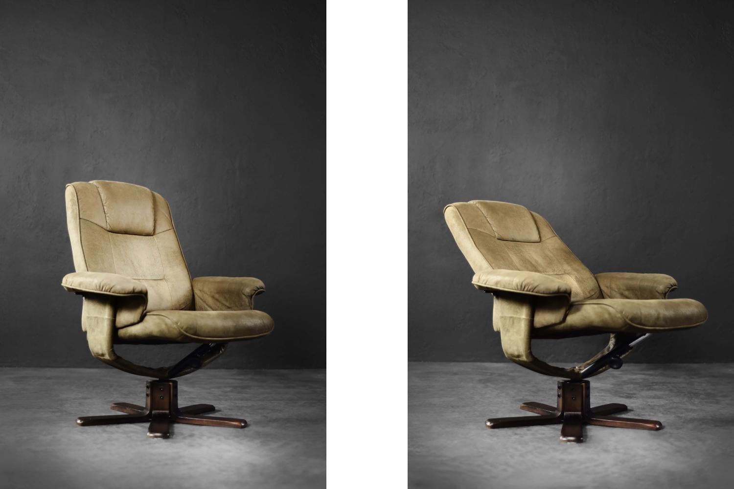 La chaise longue inclinable avec un pouf carré. Fabriqué au Danemark dans les années 1960, l'ensemble est revêtu d'une microfibre brune douce de haute qualité, à l'aspect suédé. Les accoudoirs profilés, la conception pivotante, l'assise et le