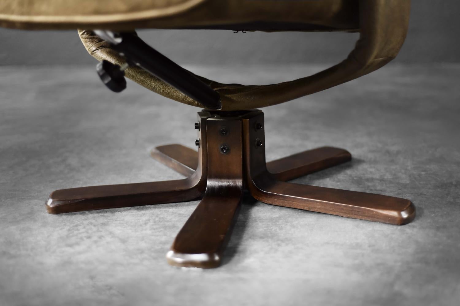 Mid-Century Modern Vintage Mid-Century Danish Modern Brown Swivel Chair & Ottoman, 1960s, Set of 2 en vente