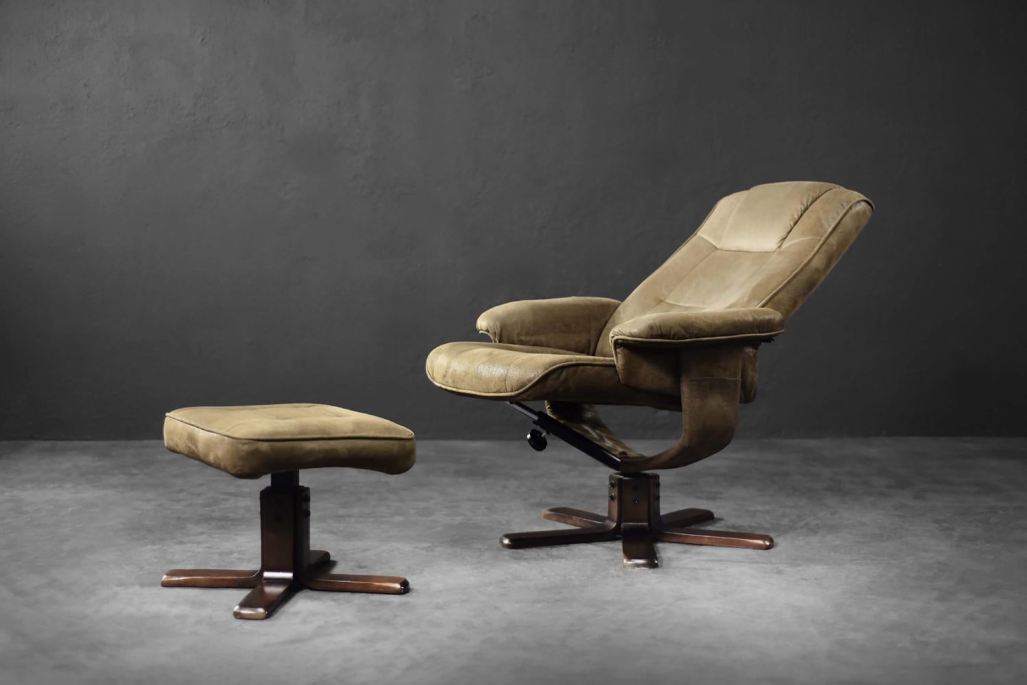 Danois Vintage Mid-Century Danish Modern Brown Swivel Chair & Ottoman, 1960s, Set of 2 en vente