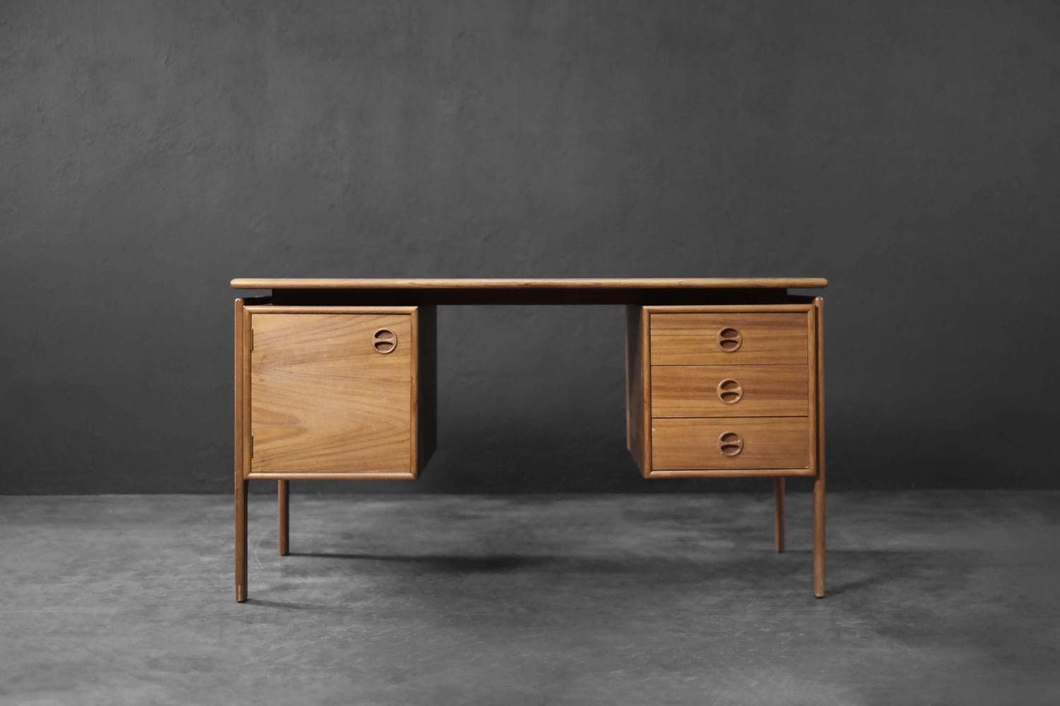 This modernist desk was designed by one of the most respected Danish designers of the 20th century, Arne Vodder. He designed this model for the Danish manufacturer GV Møbler (Gasvig Møbler) during the 1960s. The desk is crafted from solid teak,
