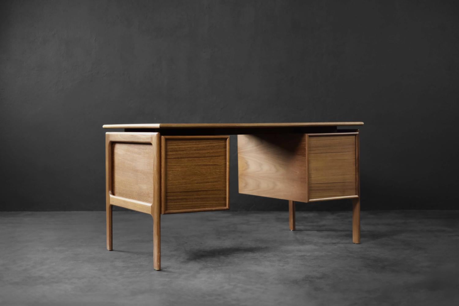 Vintage Mid-Century Danish Modern Brown Teak Desk by Arne Vodder for GV Møbler For Sale 2