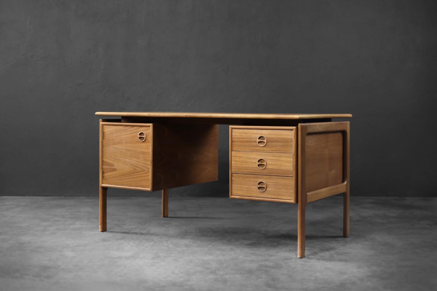 Vintage Mid-Century Danish Modern Brown Teak Desk by Arne Vodder for GV Møbler For Sale 3