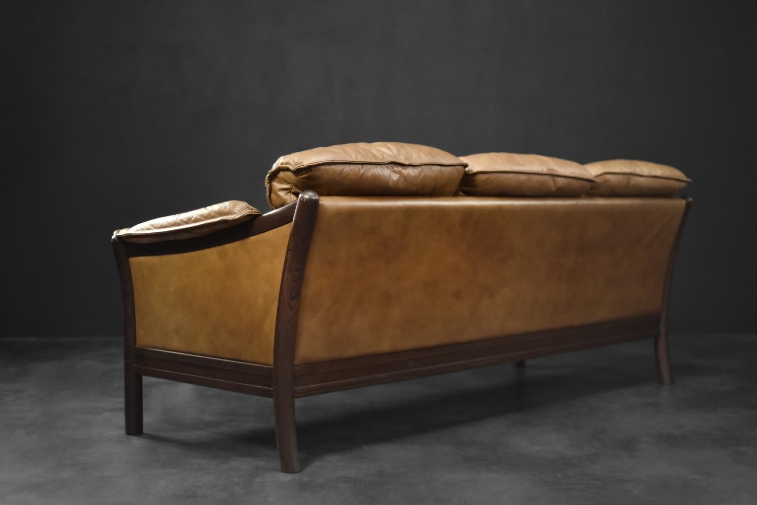 Canapé 3 places danois moderne du milieu du siècle dernier en cuir cognac, années 1960 en vente 3