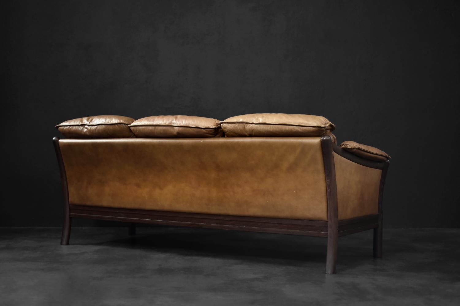 Canapé 3 places danois moderne du milieu du siècle dernier en cuir cognac, années 1960 Bon état - En vente à Warszawa, Mazowieckie