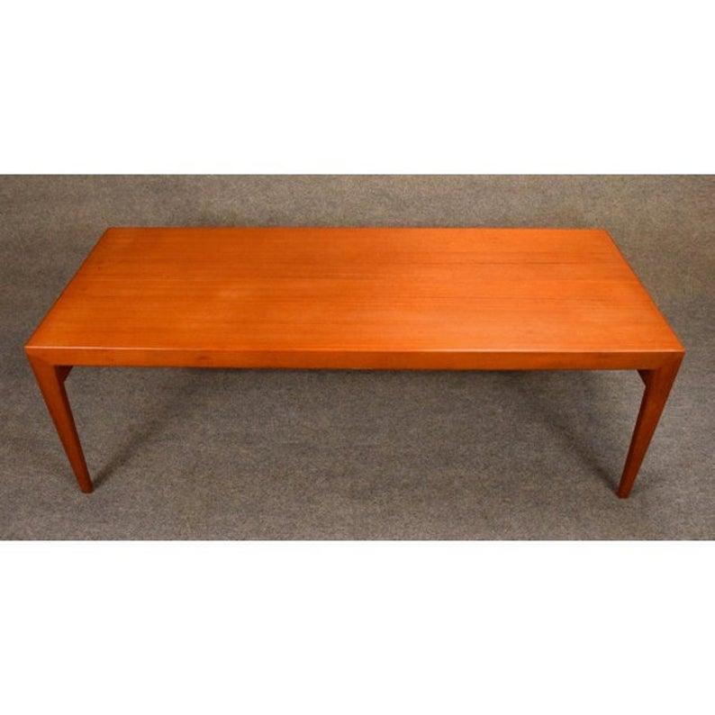 This beautiful vintage cocktail table in teak wood, attributed Johannes Andersen, was manufactured in Scandinavia in the 1960's and recently imported to California before its restoration.
This exquisite table features a vibrant wood grain, sculpted