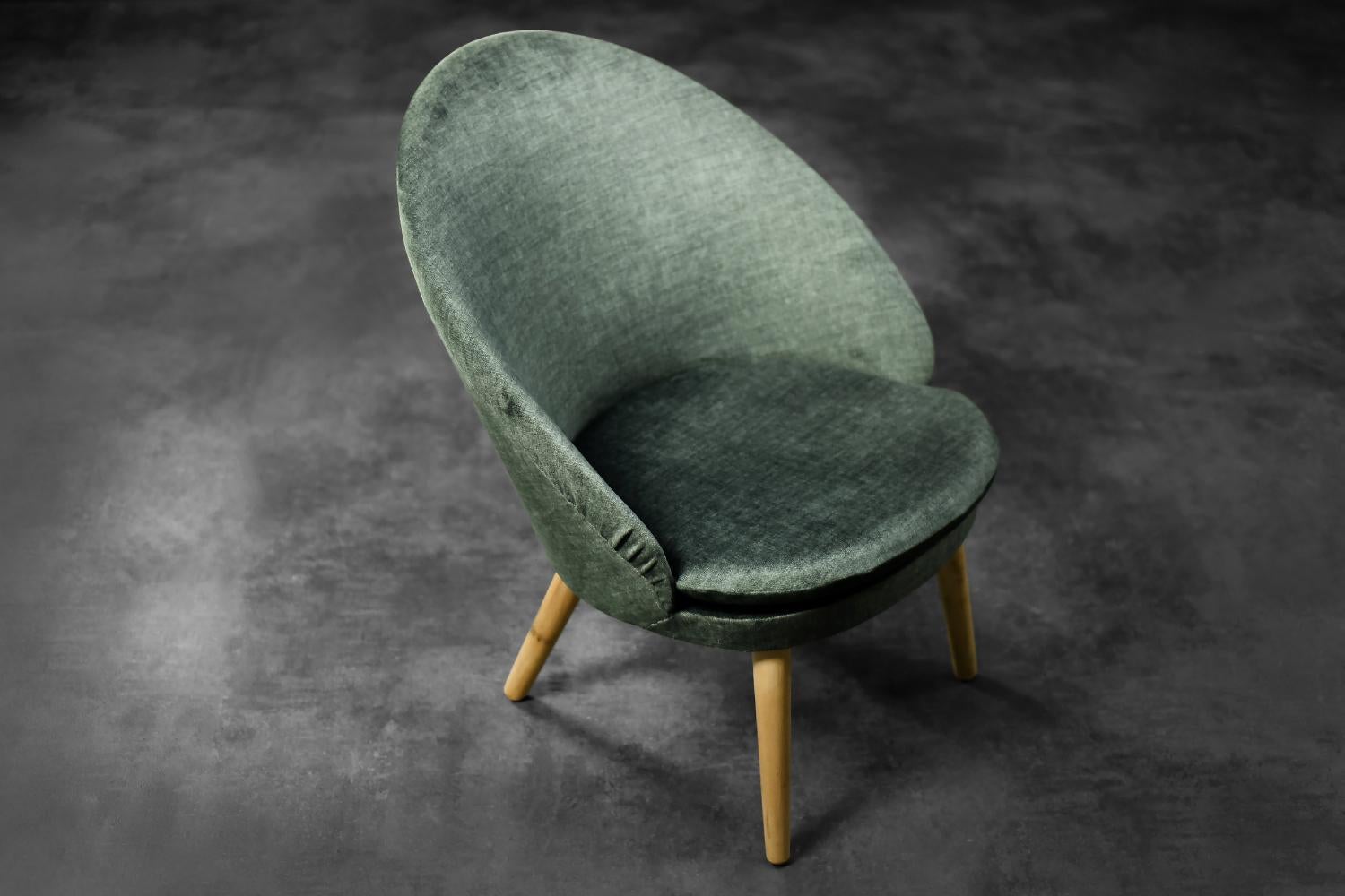 Ce fauteuil modèle 301 a été conçu par Ejvind A. Johansson pour le fabricant danois Godtfred H. Petersen au tournant des années 1958/59. Le modèle 301 est la quintessence du style danois des années 1950 - subtil et incroyablement confortable. Sa
