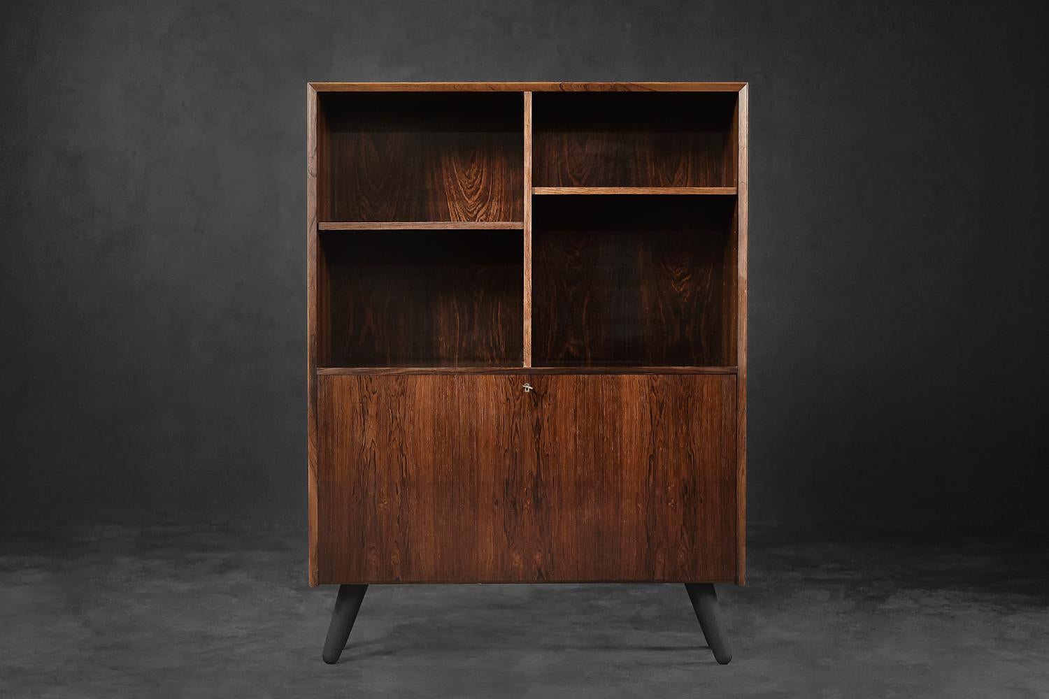 Vintage Mid-Century Danish Modern Rosewood Bookcase with Bar by Erik Brouer In Good Condition For Sale In Warszawa, Mazowieckie