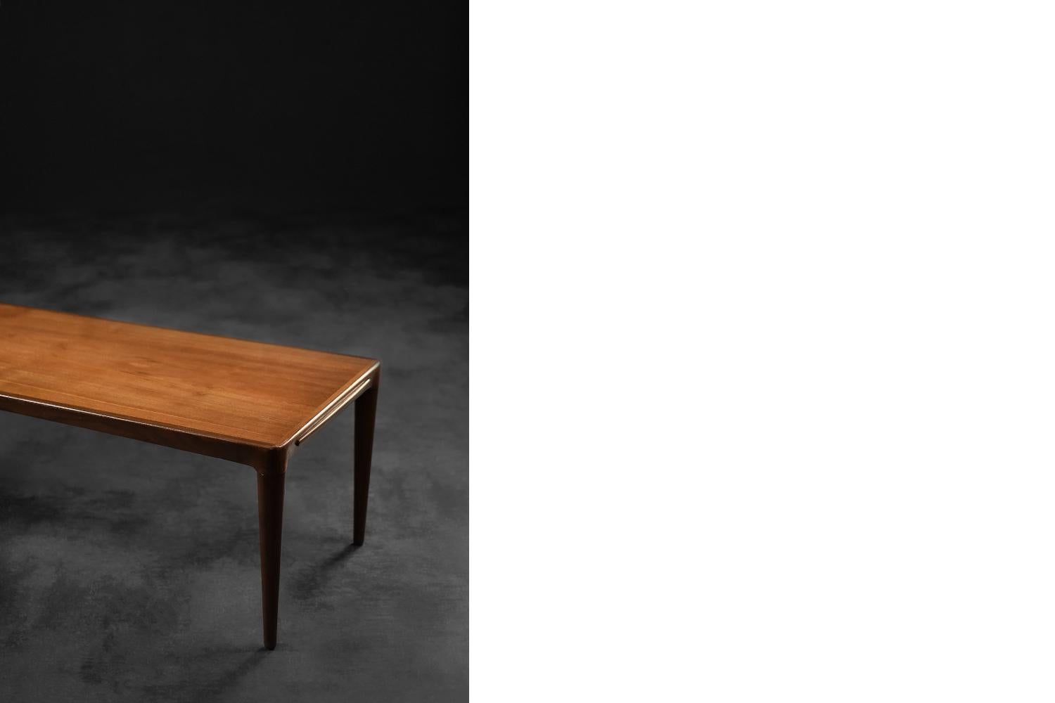 Table basse danoise moderne du milieu du siècle en bois de rose avec plateau noir coulissant en vente 1