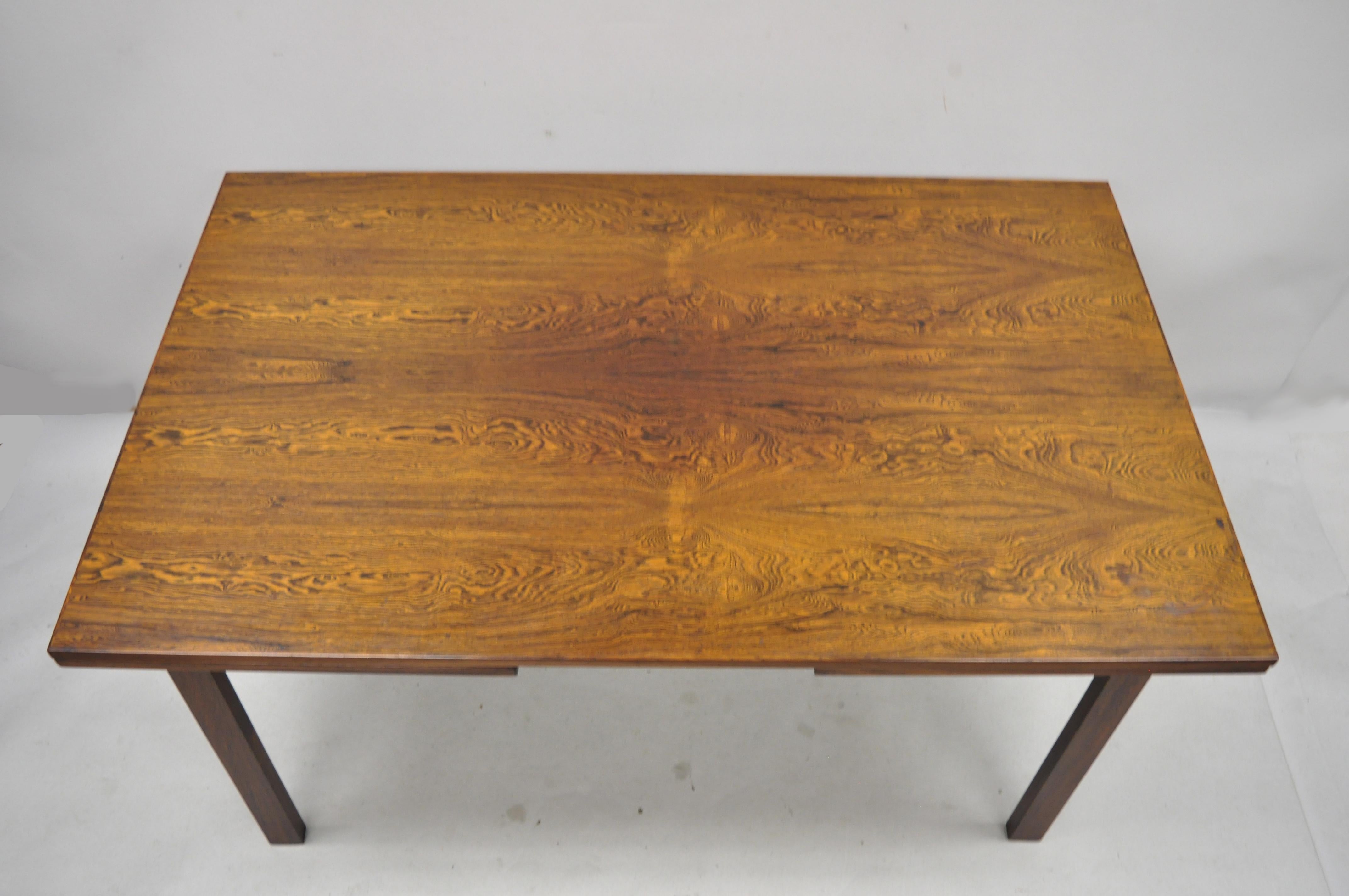 Vintage midcentury Danish modern rosewood draw leaf extension dining table. Item (2) pullout / pull-out extensions, beautiful wood grain, clean modernist lines, great style and form, circa mid-20th century. Measurements: 29