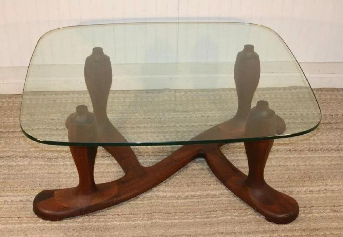 Table basse vintage en noyer sculpté du milieu du siècle dernier, danoise et moderne, avec plateau en verre en vente 3