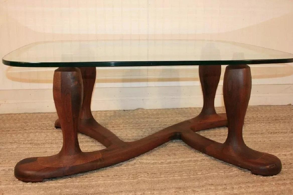Mid-Century Modern Table basse vintage en noyer sculpté du milieu du siècle dernier, danoise et moderne, avec plateau en verre en vente
