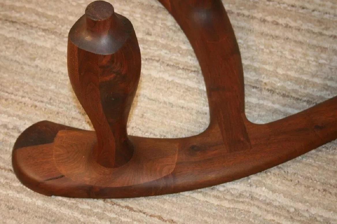 Inconnu Table basse vintage en noyer sculpté du milieu du siècle dernier, danoise et moderne, avec plateau en verre en vente