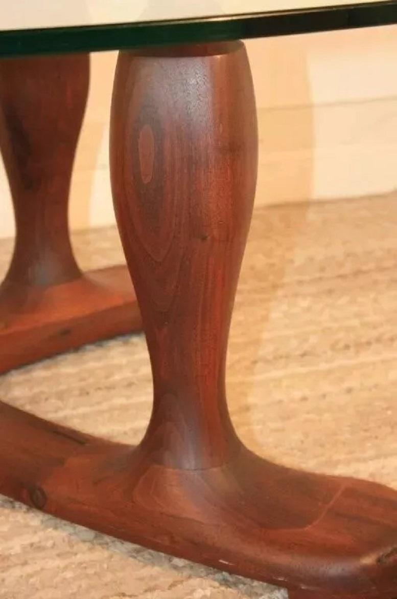 Table basse vintage en noyer sculpté du milieu du siècle dernier, danoise et moderne, avec plateau en verre Bon état - En vente à Philadelphia, PA