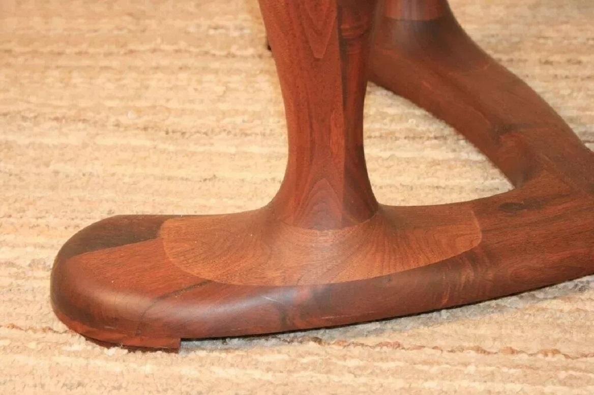 20ième siècle Table basse vintage en noyer sculpté du milieu du siècle dernier, danoise et moderne, avec plateau en verre en vente