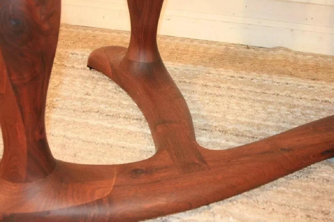 Verre Table basse vintage en noyer sculpté du milieu du siècle dernier, danoise et moderne, avec plateau en verre en vente