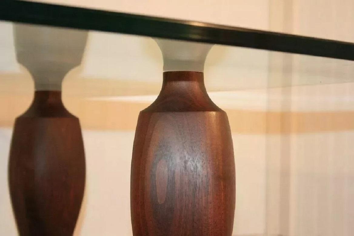 Table basse vintage en noyer sculpté du milieu du siècle dernier, danoise et moderne, avec plateau en verre en vente 1