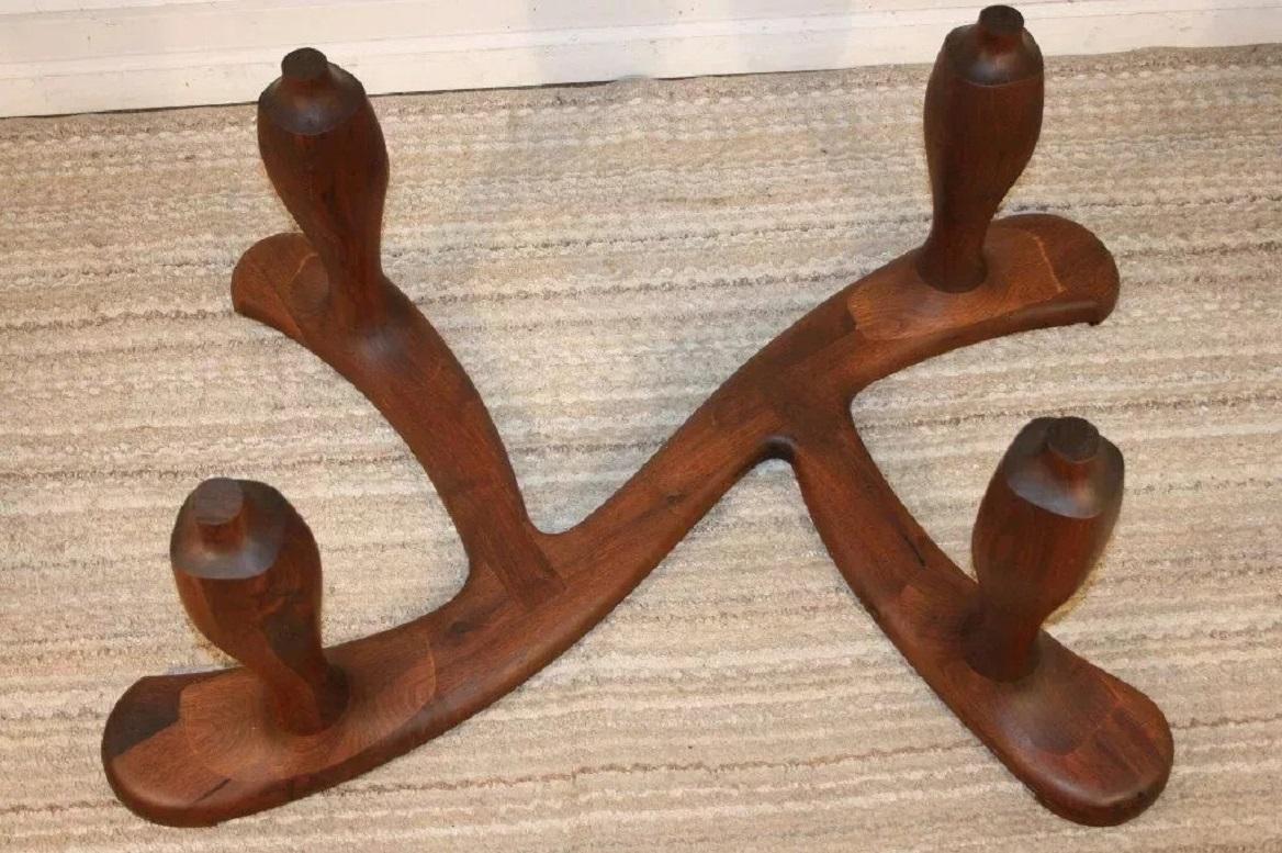 Table basse vintage en noyer sculpté du milieu du siècle dernier, danoise et moderne, avec plateau en verre en vente 2