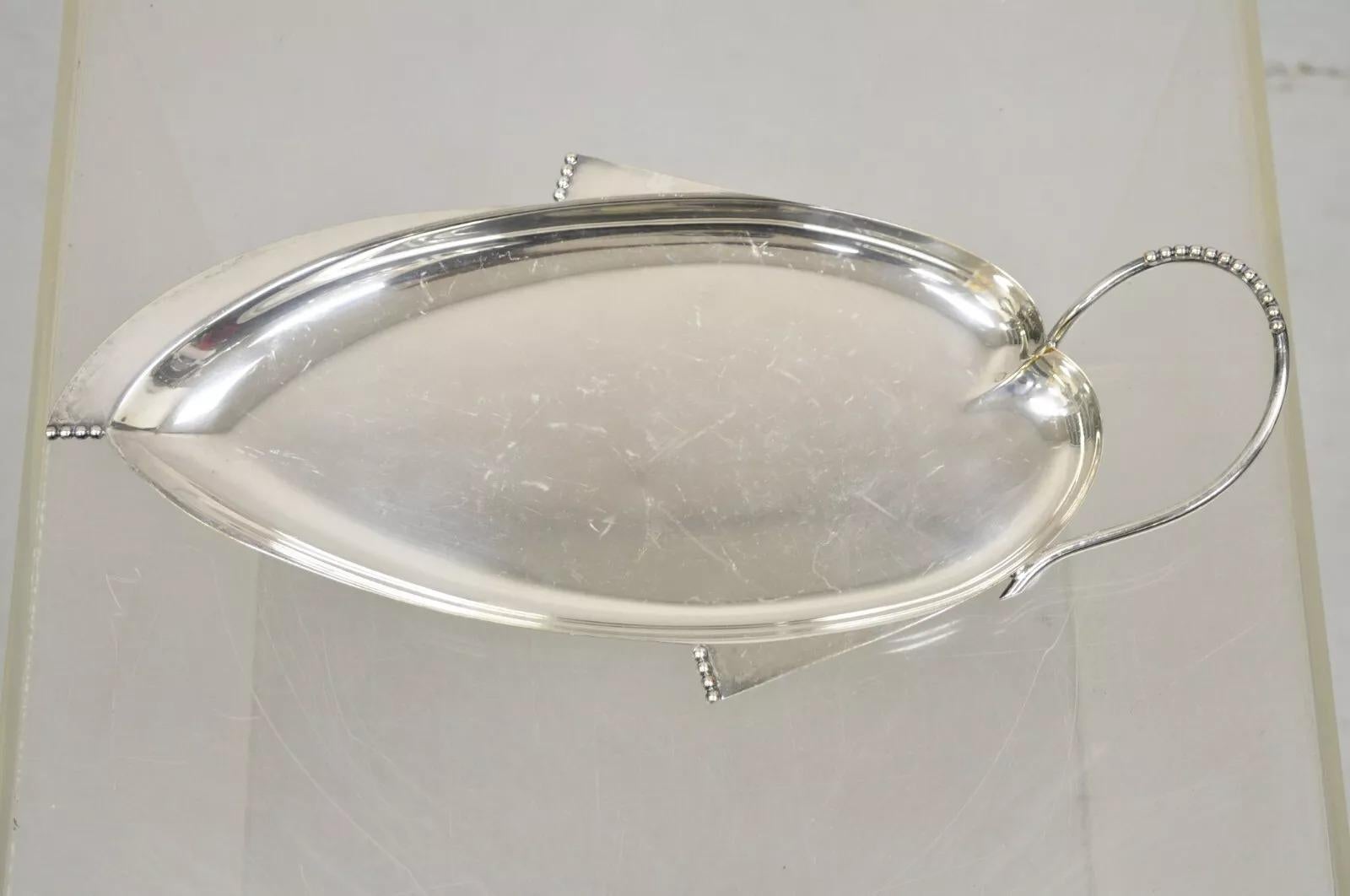 Vintage Mid Century Danish Modern Silver Plated Leaf Form Beaded Platter Tray. Circa Mitte des 20. Jahrhunderts. Abmessungen: 2