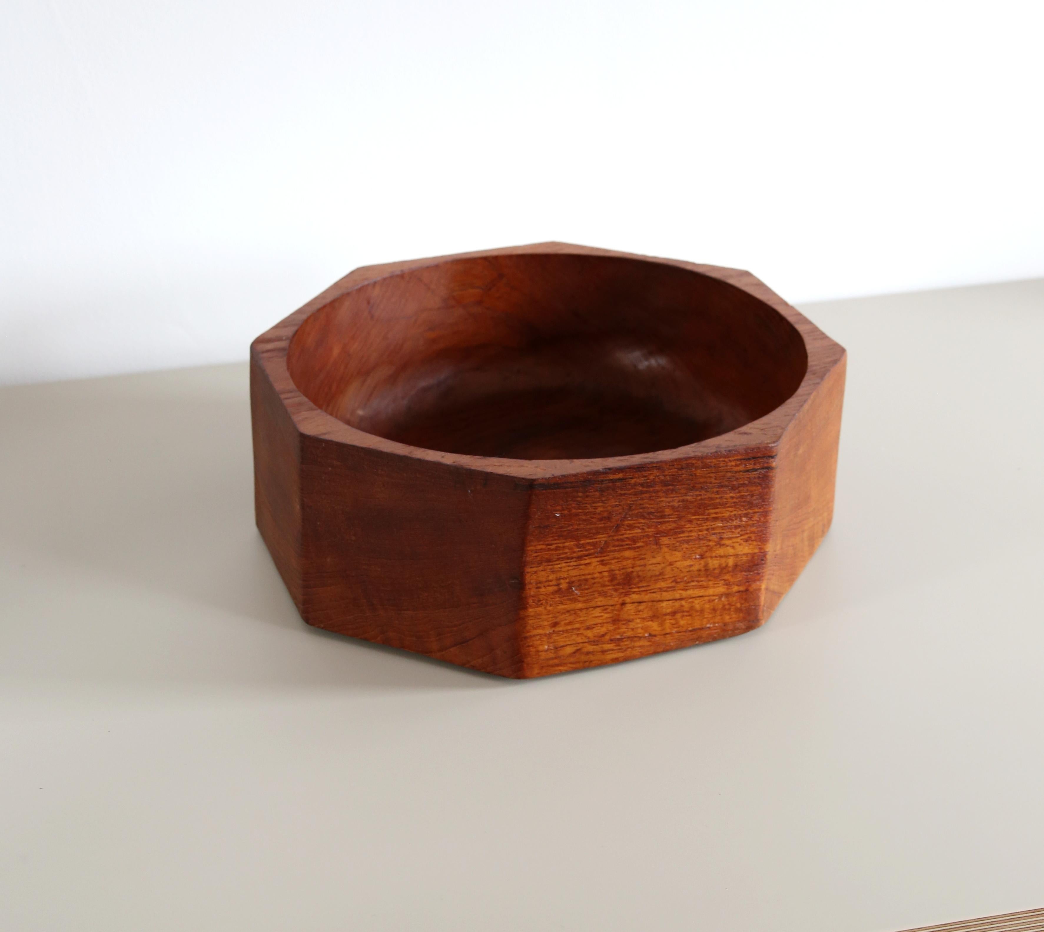 Lovely vintage Mid-Century Danish solid teak wood octagonal bowl
A nice, heavy piece of vintage scandinavian design with a unique octagonal shaped outer with a rounded inside. 
This beautiful Danish modern bowl with vivid wood grain is carved from a