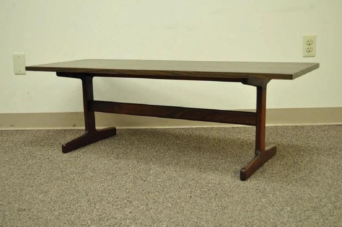 Tavolino da caffè rettangolare in teak e laminato danese moderno della metà del secolo scorso. L'articolo presenta una bella base scultorea in legno massiccio e un piano in laminato con finte venature del legno. Circa metà del XX secolo. Misure: 16