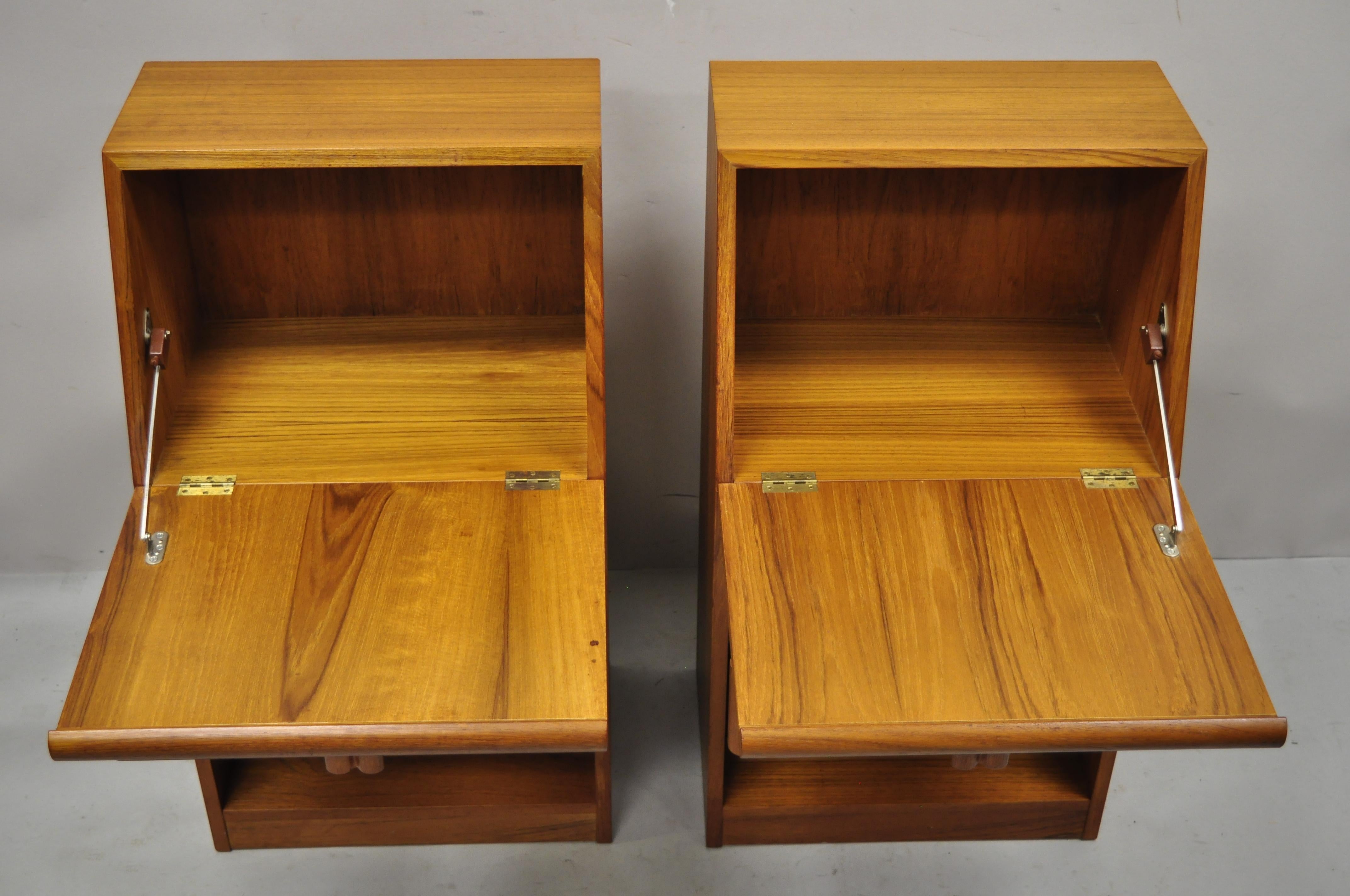 Vintage Mid Century Danish Modern Teak Bedside Cabinet Nightstands, a Pair In Good Condition For Sale In Philadelphia, PA