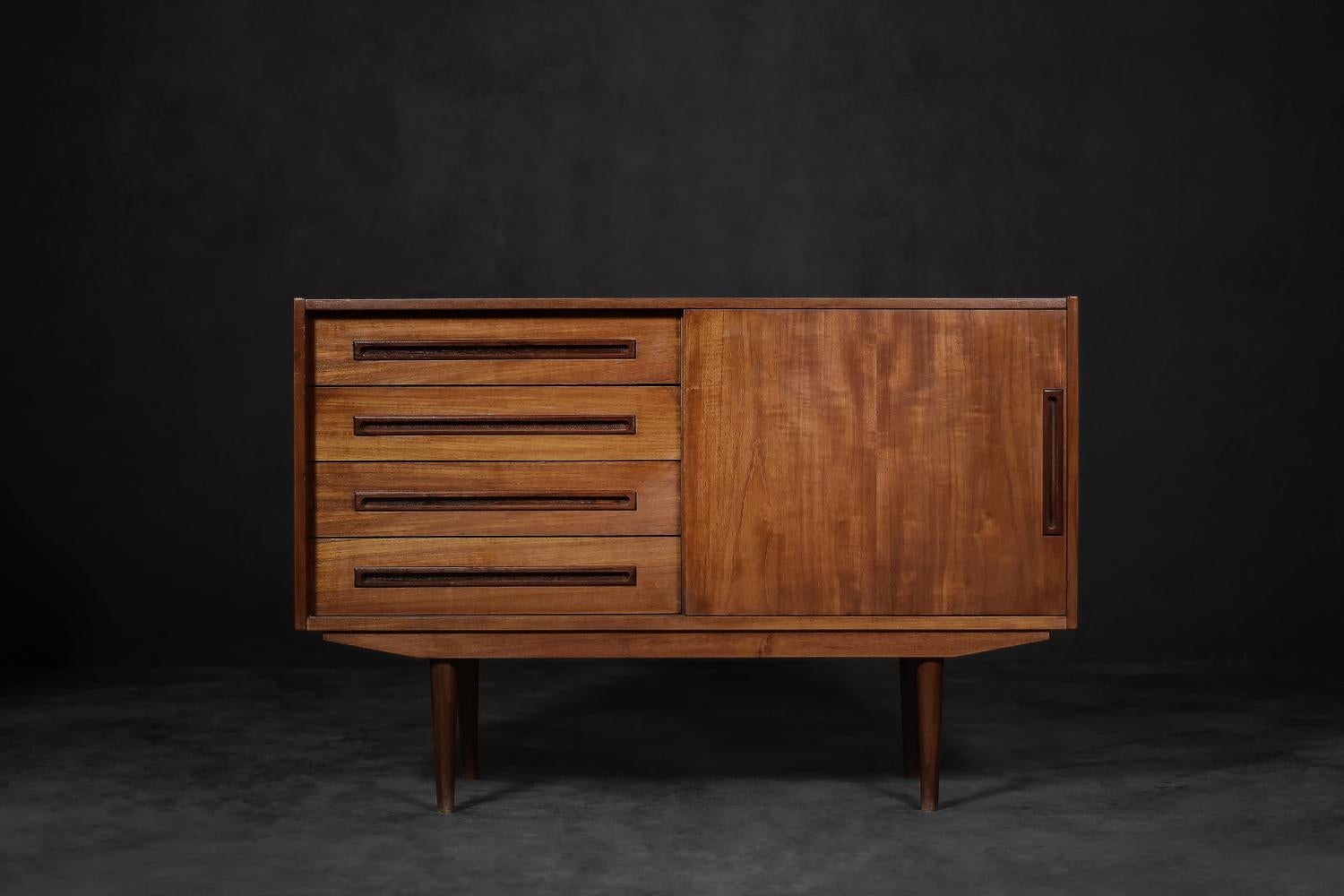 Vintage Mid-Century Danish Modern Teak Chest of Drawers, 1960s In Good Condition For Sale In Warszawa, Mazowieckie