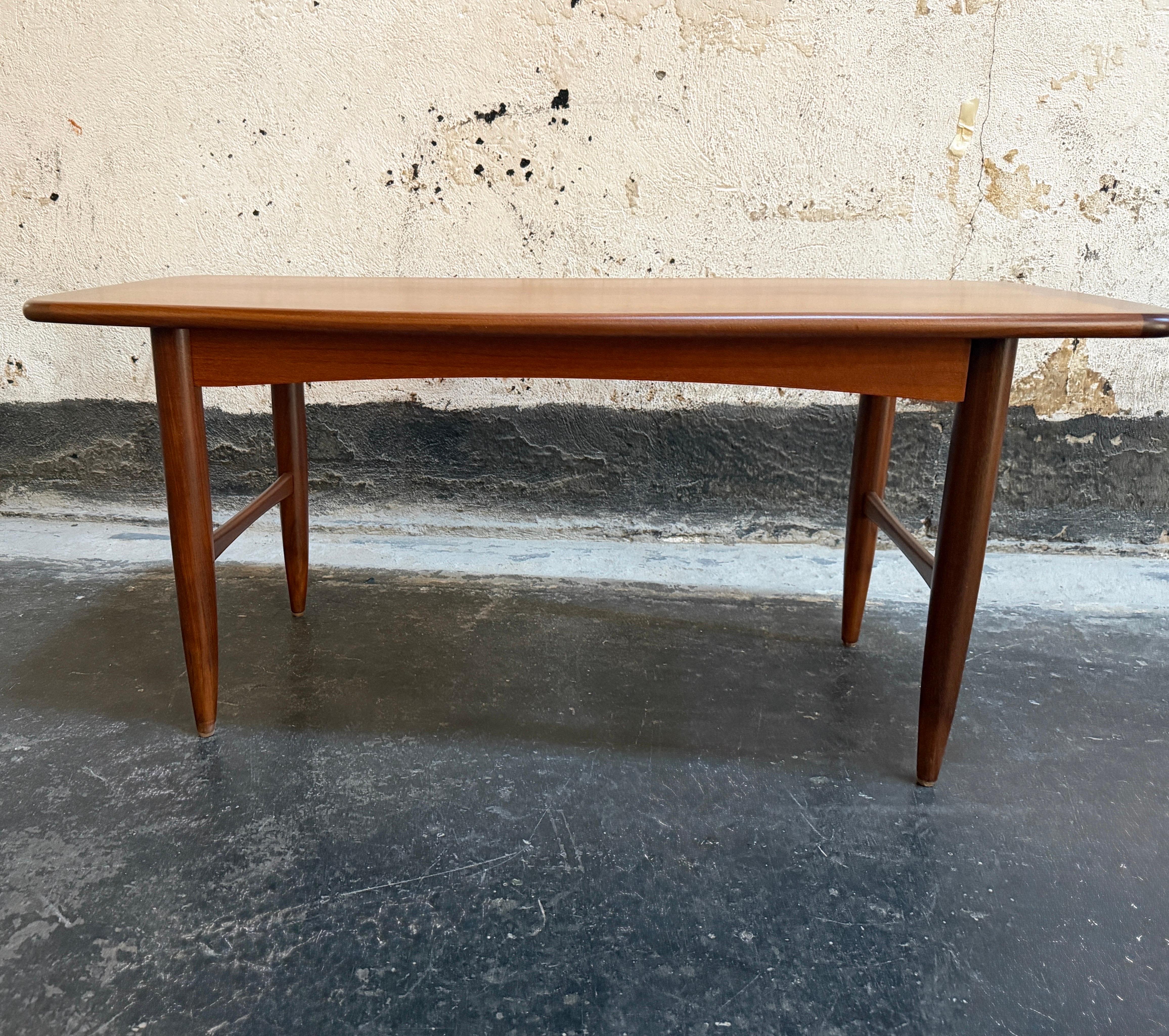 Scandinave moderne Vintage Mid-Century Danish Modern Table à café ou à cocktail en teck en vente