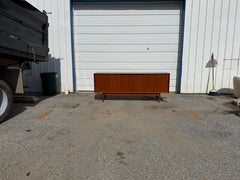 Credenza vintage in teak in stile danese moderno della metà del secolo, attribuita a Fredrik Kayser