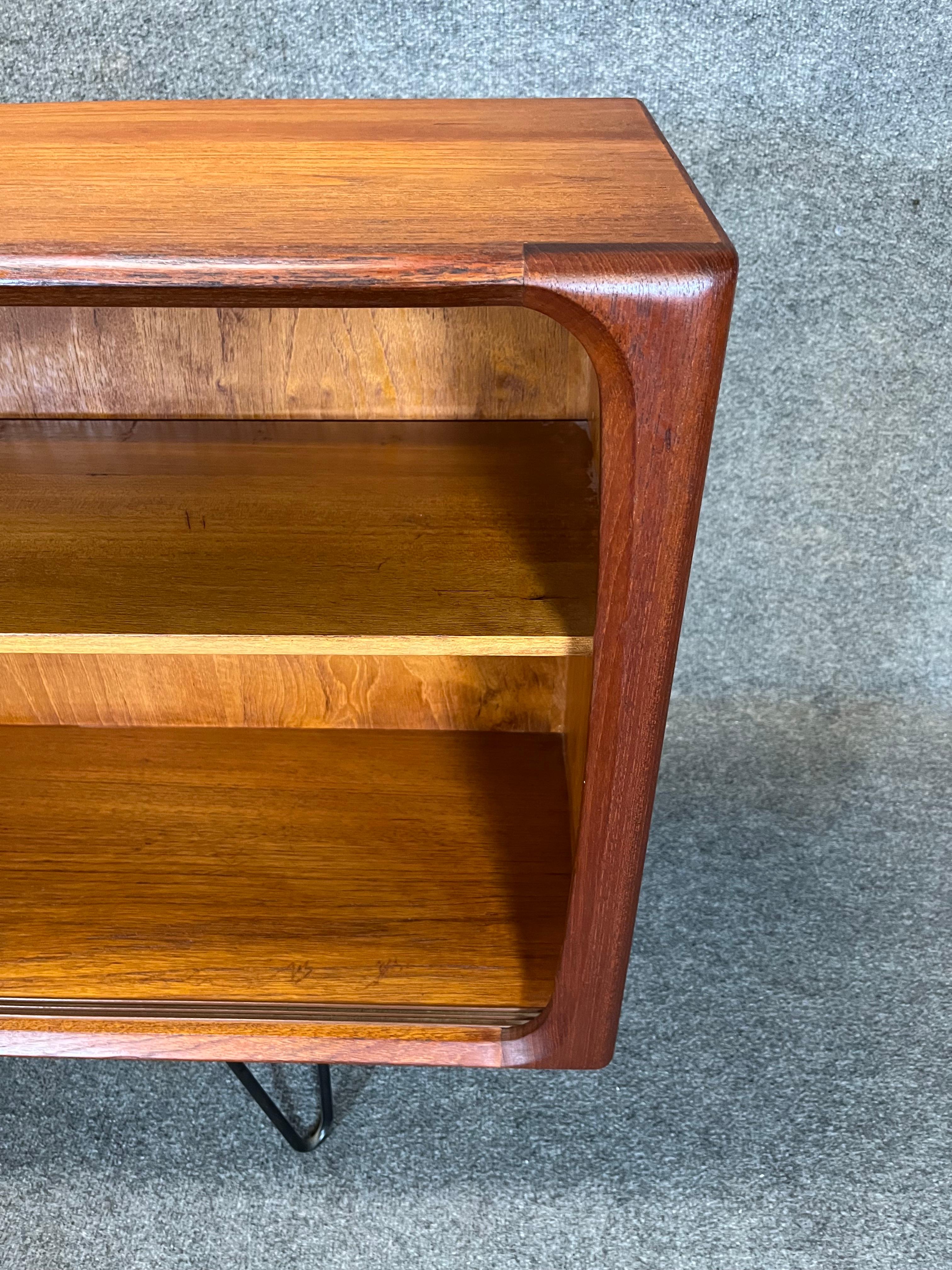 Vintage Mid Century Danish Modern Teak Credenza/Cabinet In Good Condition For Sale In San Marcos, CA