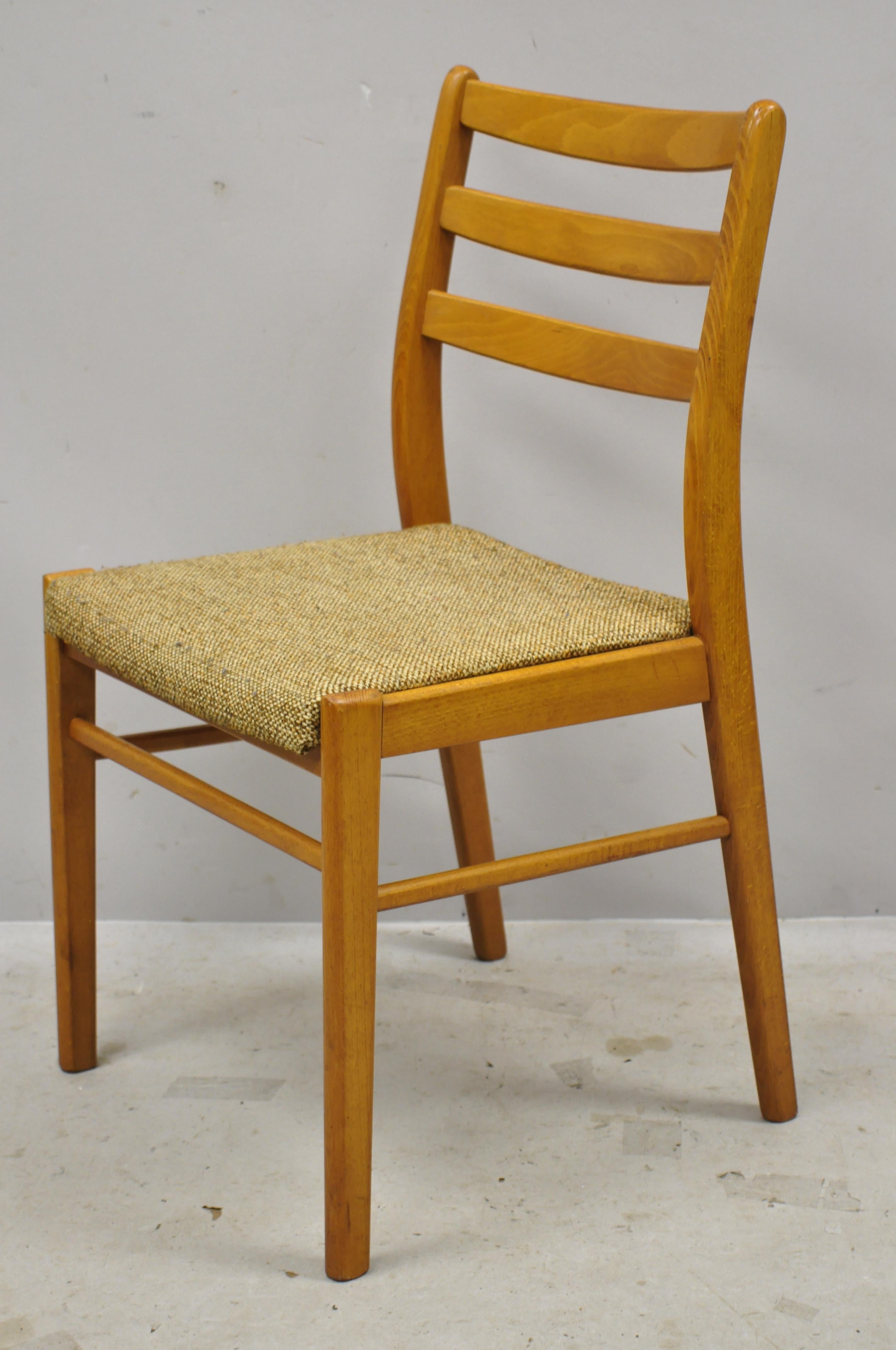 Chaises de salle à manger danoises modernes du milieu du siècle dernier en teck - Lot de 4. L'article comprend (4) chaises latérales, un cadre en bois massif, un beau grain de bois, des lignes modernistes nettes, un artisanat danois de qualité, un